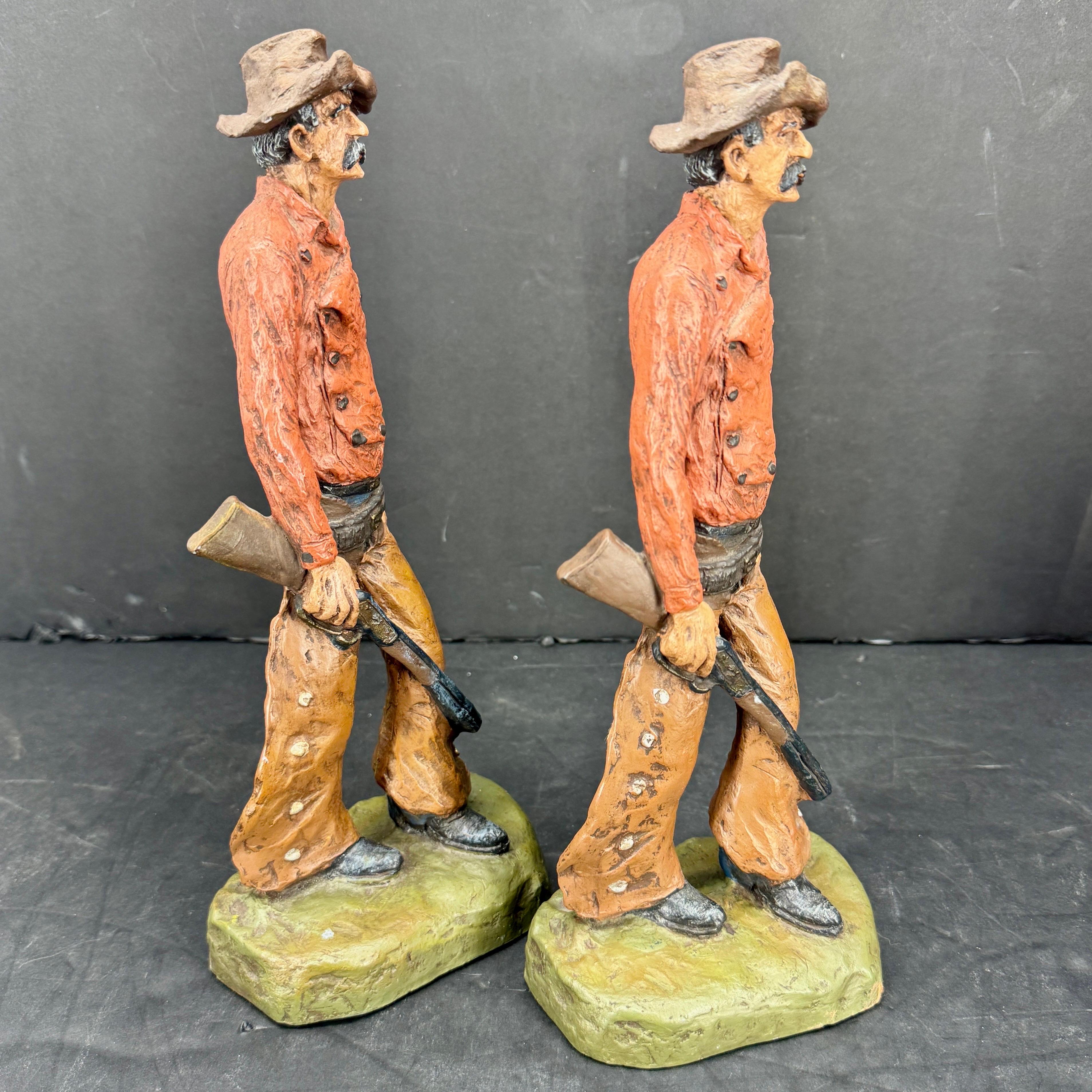 Esculturas pintadas en frío de vaqueros portando rifles, 1969 Firmado Pintado a mano en venta
