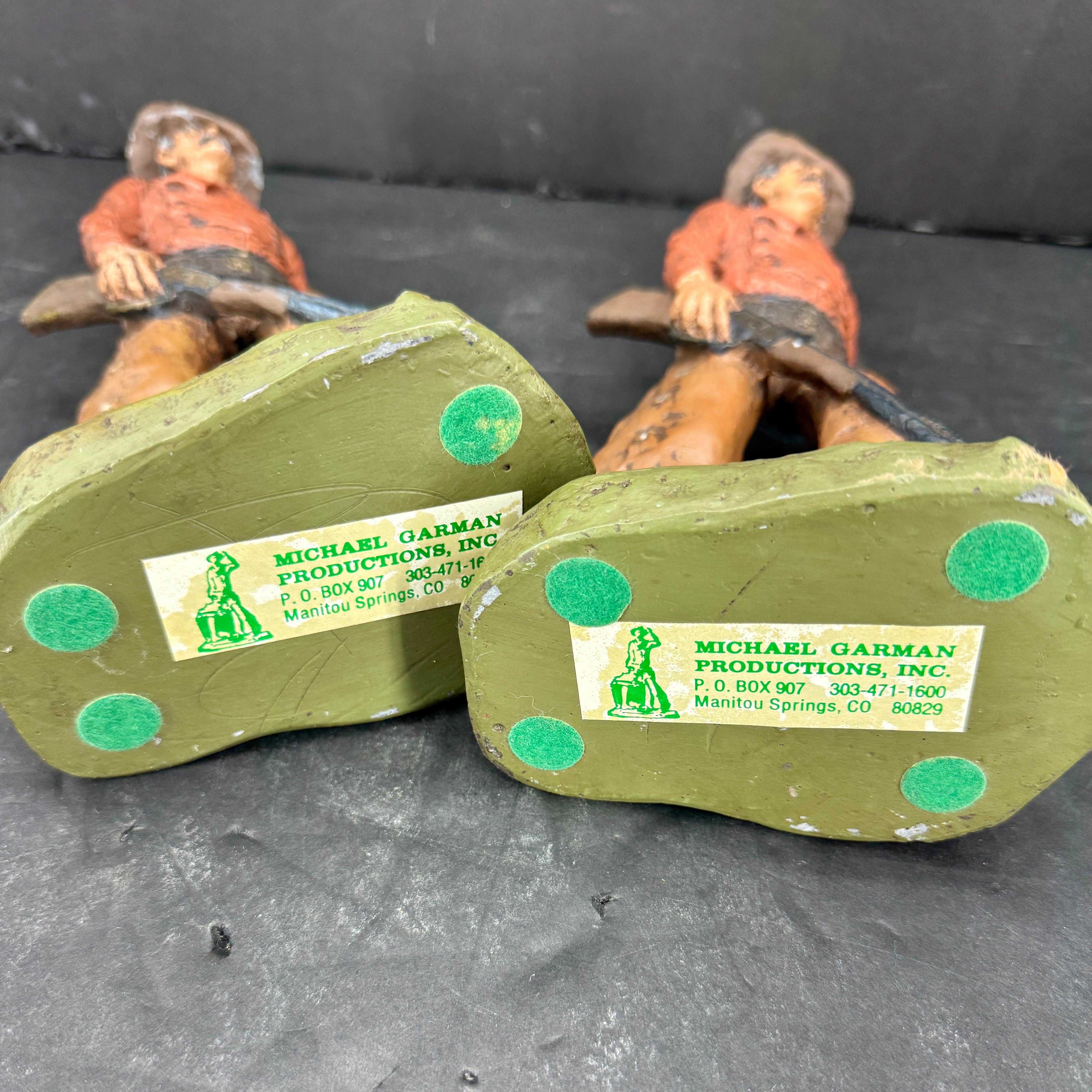 Esculturas pintadas en frío de vaqueros portando rifles, 1969 Firmado Terracota en venta