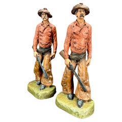 Sculptures peintes à froid représentant des cowboys chevauchant un fusil, 1969 signé