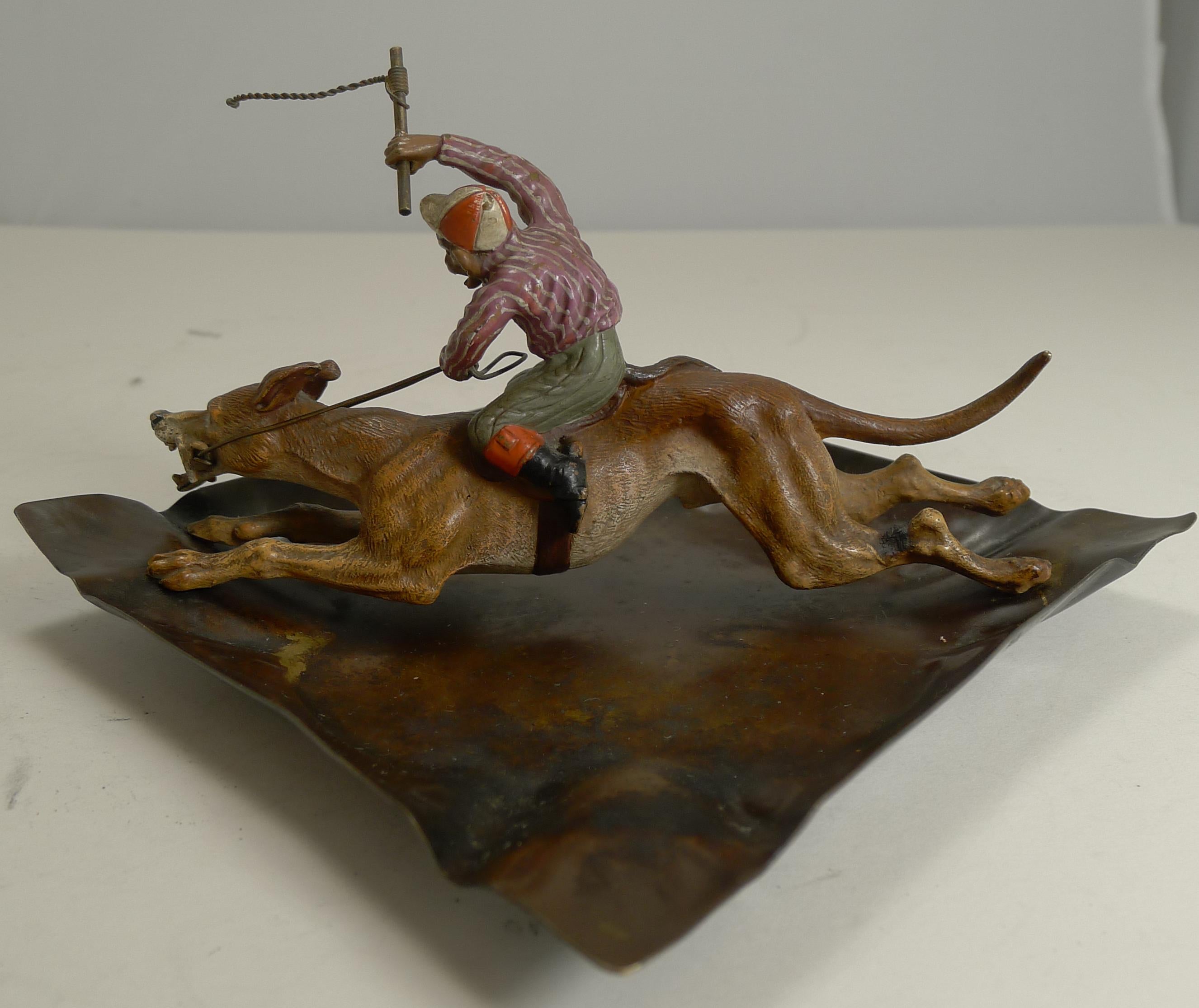 Wiener Kaltbemalte Bronzeschale, „Monkey Racing a Greyhound“, um 1900 (Edwardian) im Angebot