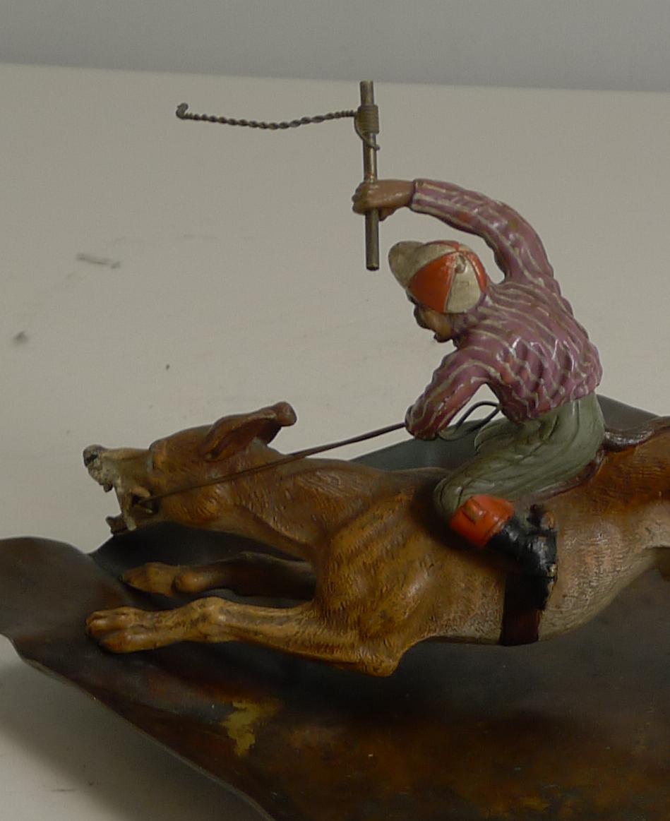 Autrichien Plat en bronze de Vienne peint à froid, « Monkey Racing a Greyhound » (travailleur de singes et lévrier), vers 1900 en vente