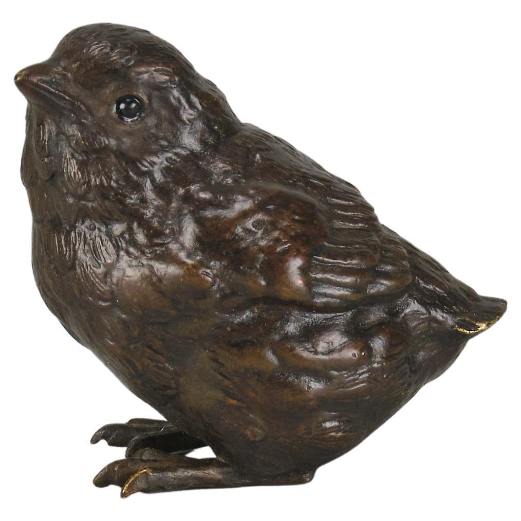 Bronze viennois peint à froid intitulé « Oiseau jeune ».