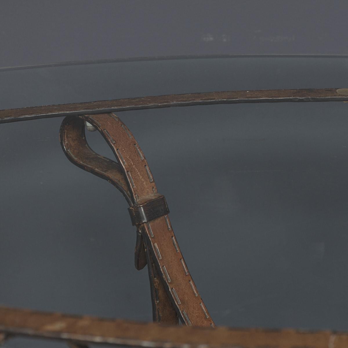 Table basse en fer forgé peint à froid avec sangle et points, plateau en verre, vers 1980 en vente 4