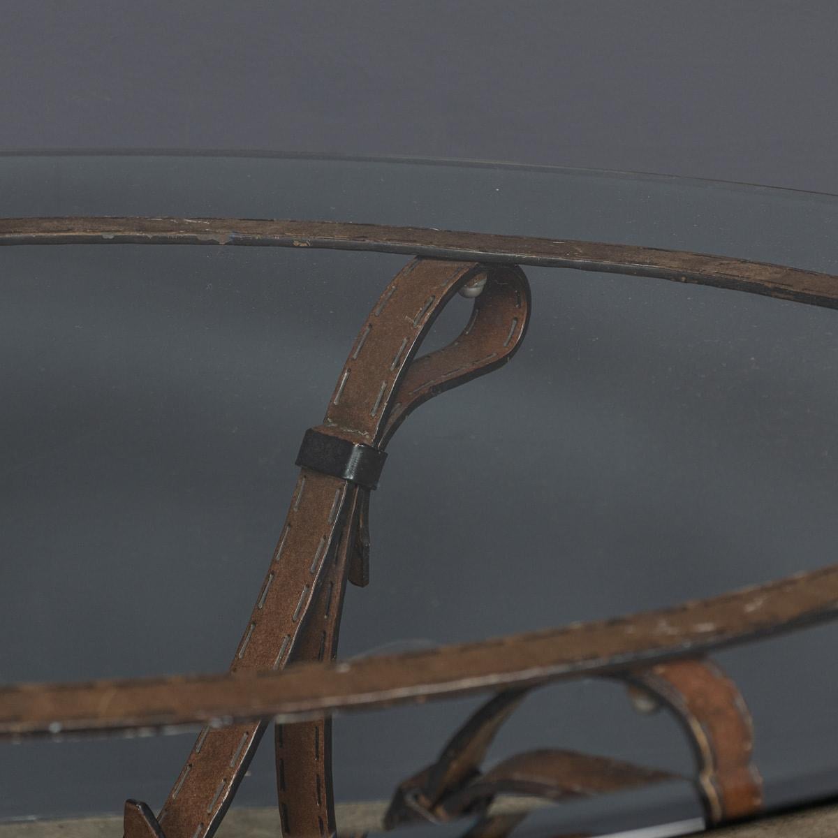 Table basse en fer forgé peint à froid avec sangle et points, plateau en verre, vers 1980 en vente 5
