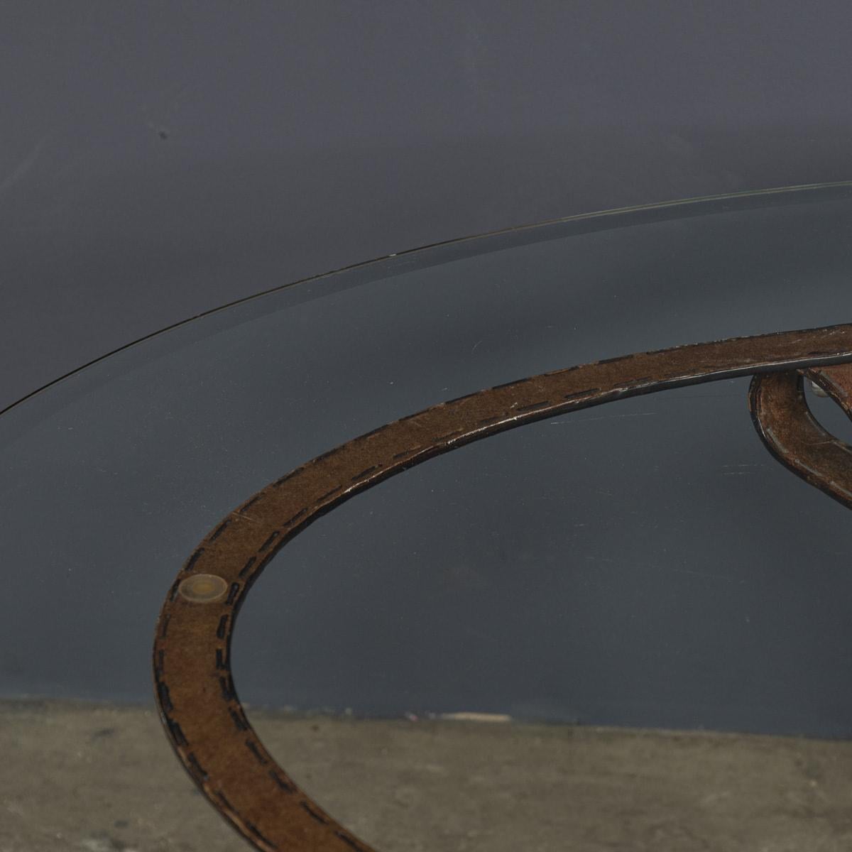 Table basse en fer forgé peint à froid avec sangle et points, plateau en verre, vers 1980 en vente 1
