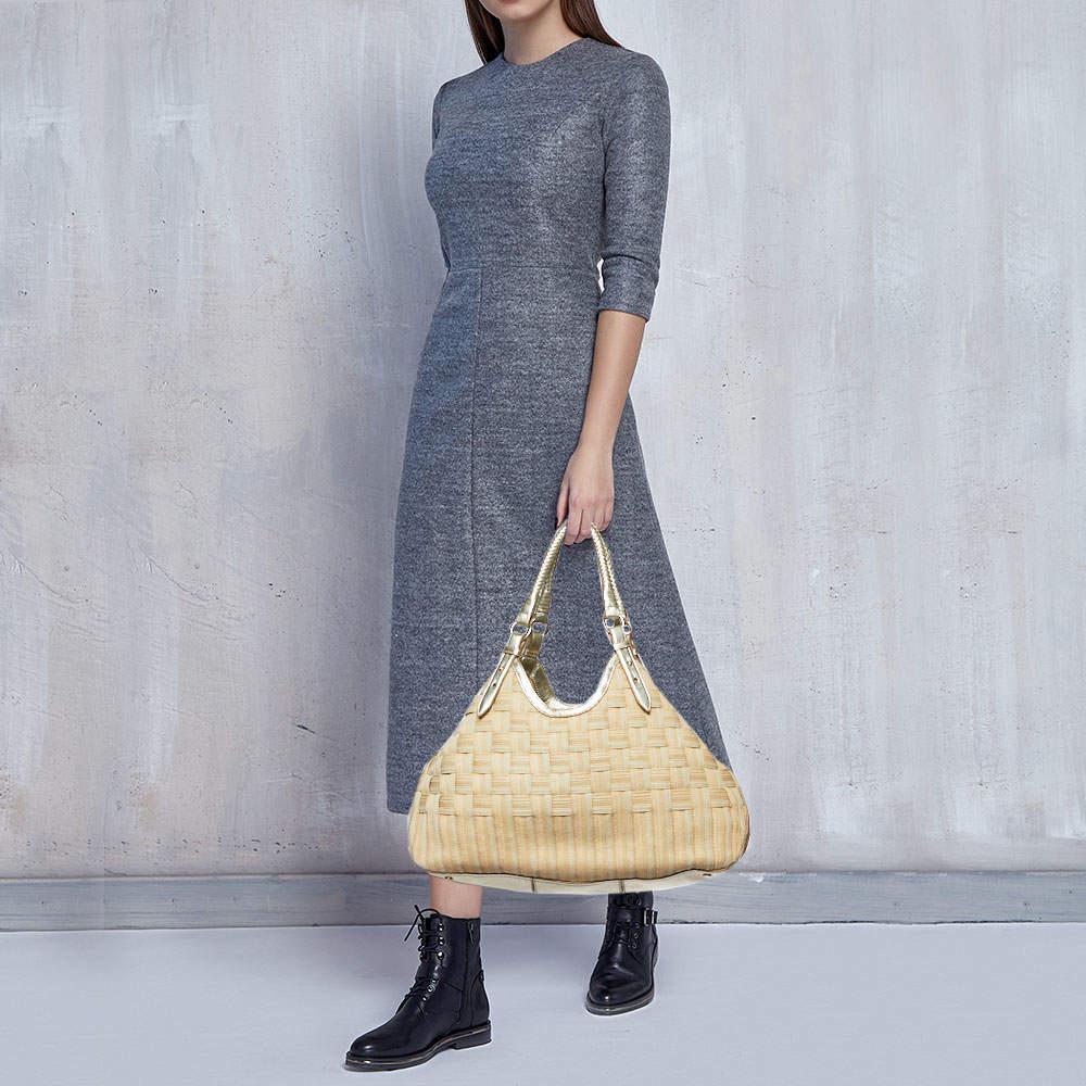 Questa borsa è realizzata con materiali di altissima qualità e un design elegante. Versatile e funzionale, è ben dimensionato per il tuo uso quotidiano.
