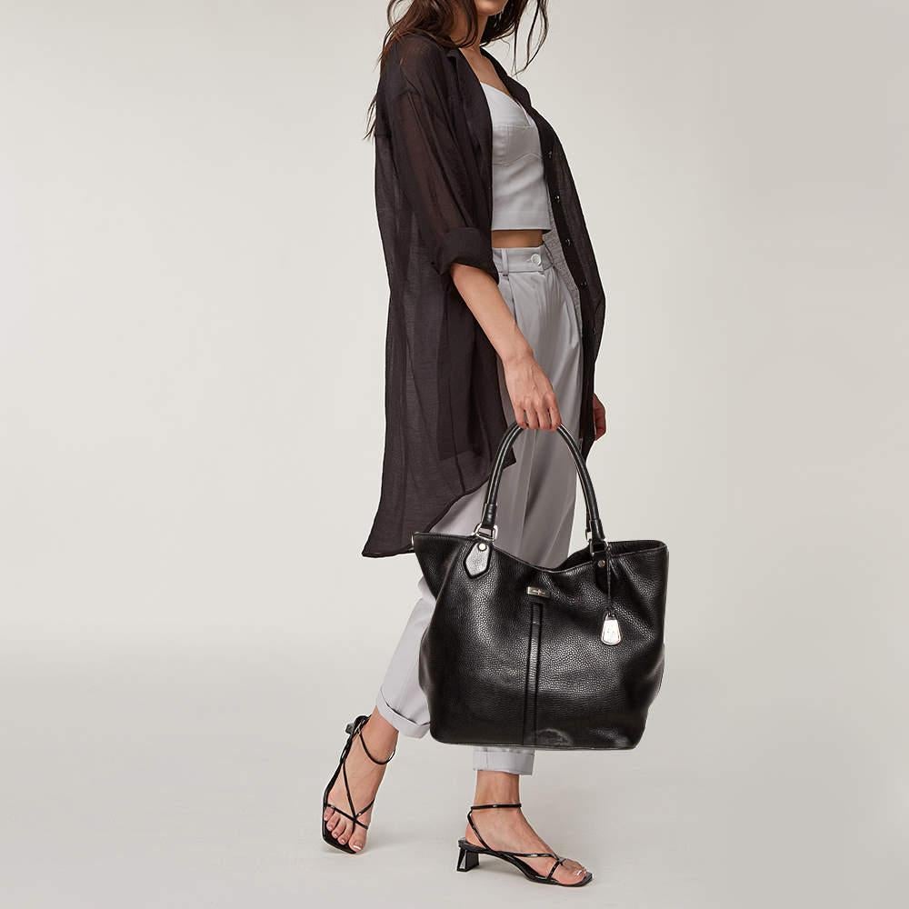 Flaunt your superior fashion choices with this Cole Haan handbag. Elegance will meet style effortlessly when you team up your outfits with this black handbag. This bag is carefully created from grained soft leather into an exquisite design. Lined