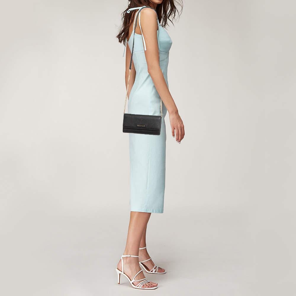 Clean structure and classic appeal characterize this WOC. Made from quality materials, it signifies the brand's expertise in creating exceptional designs, and it can be carried with a chain shoulder strap. 