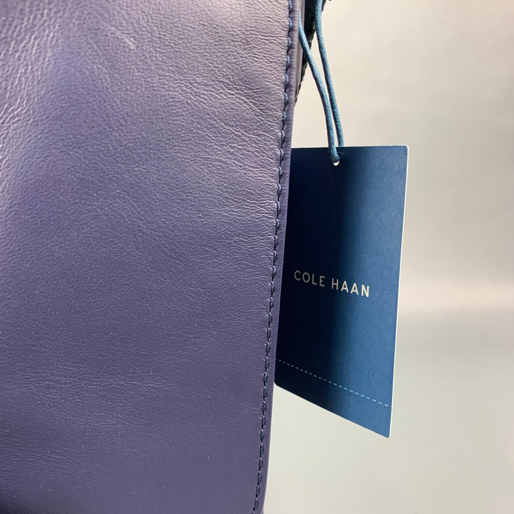 La borsa COLE HAAN è in pelle blu e presenta uno stile messenger, una tracolla regolabile, hardware in tonalità argento, dettagli con fibbie, scomparti interni e chiusure con bottoni a pressione. 

Nuovo con etichetta. 
Misure:
Prezzo di vendita