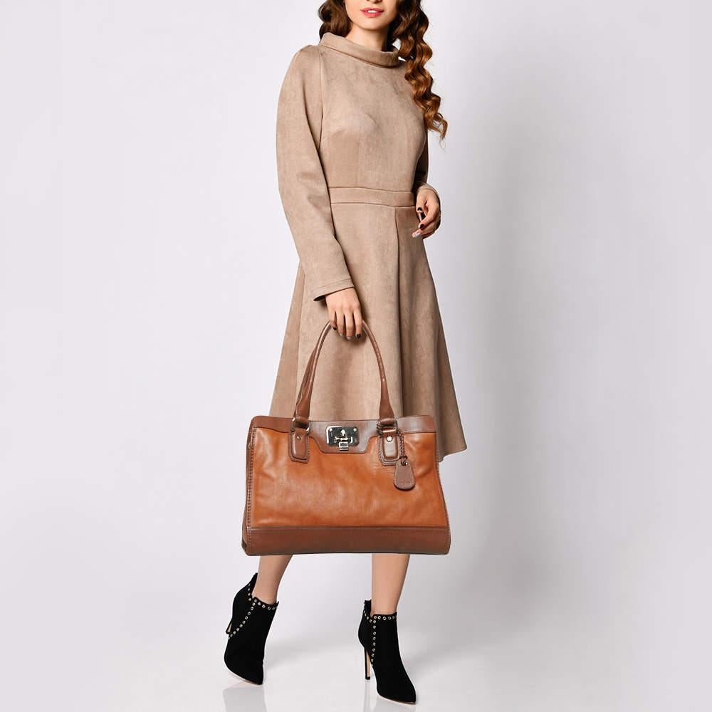 Designer bags are ideal companions for ample occasions Here we have a fashion meets functionality piece crafted with precision. It has been equipped with a well sized interior that can easily fit your small essentials.