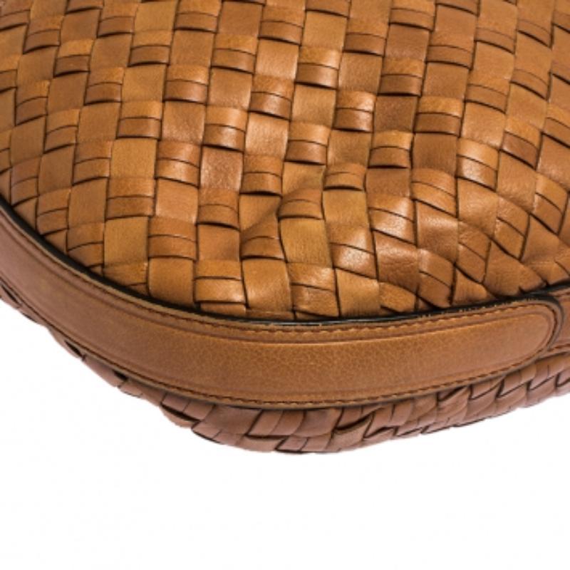 Diese modische Tote von Cole Haan ist alles, was Sie brauchen, um Ihr Outfit perfekt zu ergänzen. Die Tasche ist aus Leder gewebt und lässt sich mühelos sowohl zu eleganten als auch zu formellen Looks kombinieren. Das Innere dieser wunderschönen