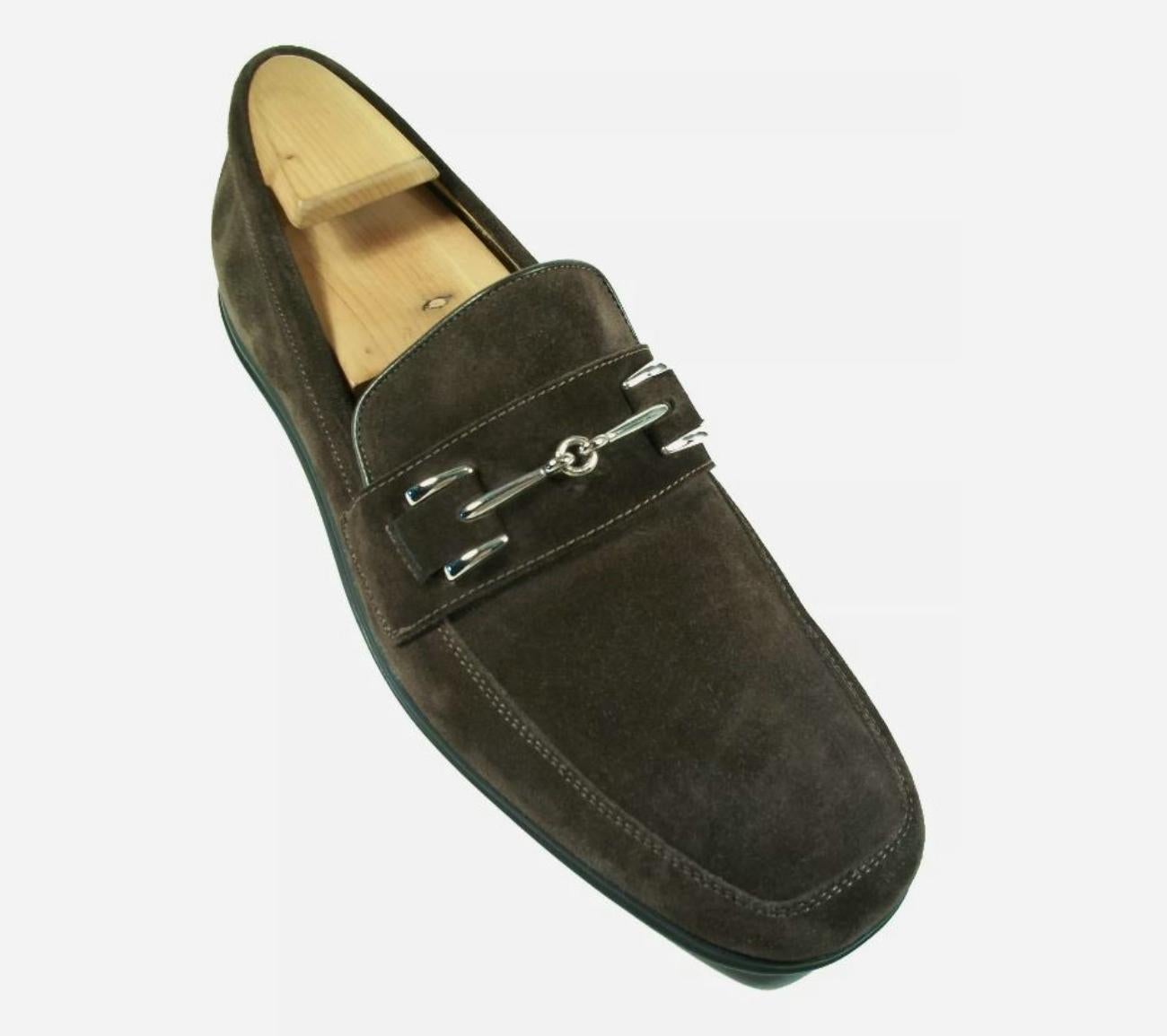 COLE HAAN COLLECTION / NIKE - mocassini slip-on in camoscio marrone - fibbie cromate - foderati in pelle - misura 8 1/2 - made in Italy.

Condizioni eccellenti/mint pre-owned - sembrano non essere state indossate - nessuna perdita - nessun danno -