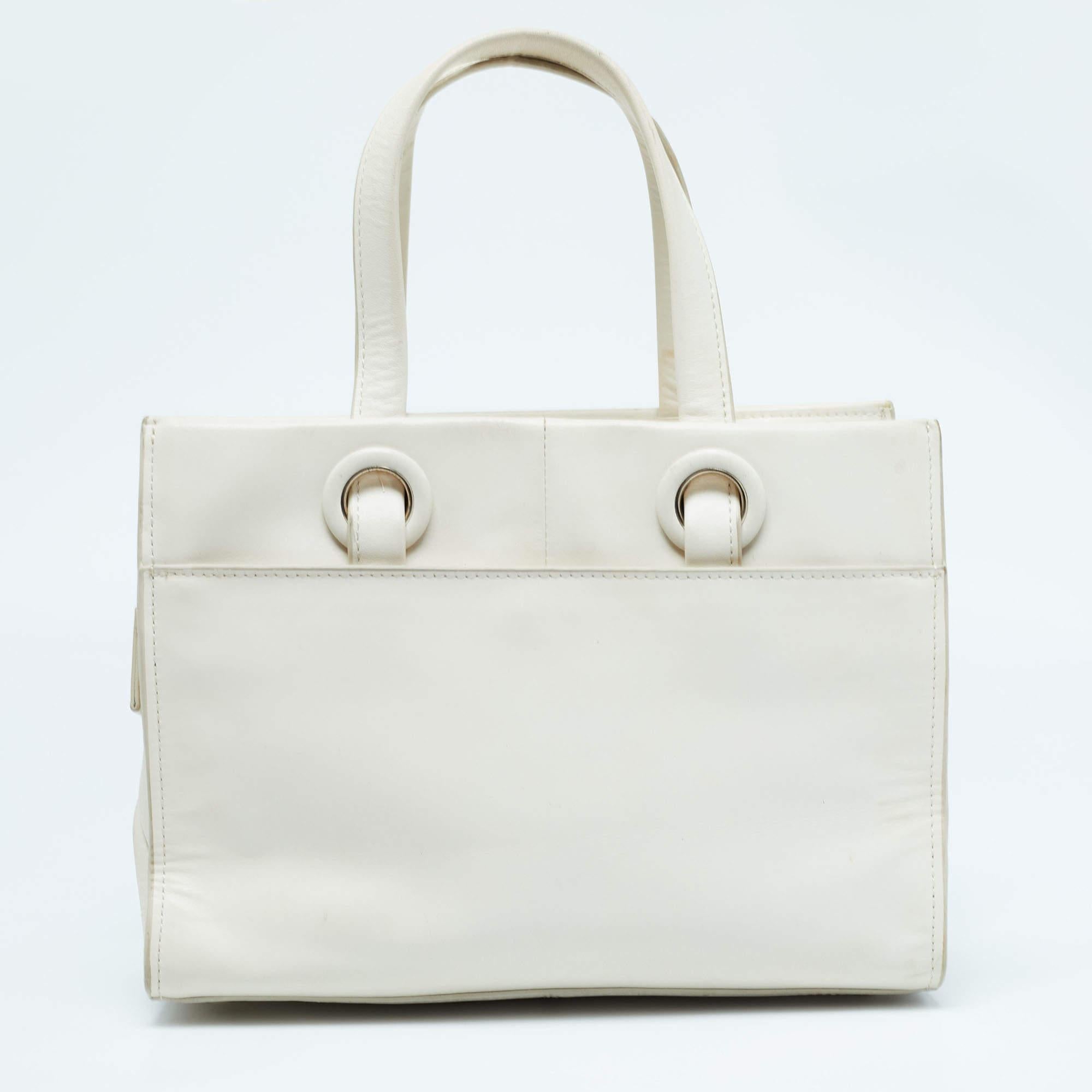 Cole Haan Off  White Leather Grand Series Tote In Good Condition For Sale In Dubai, Al Qouz 2