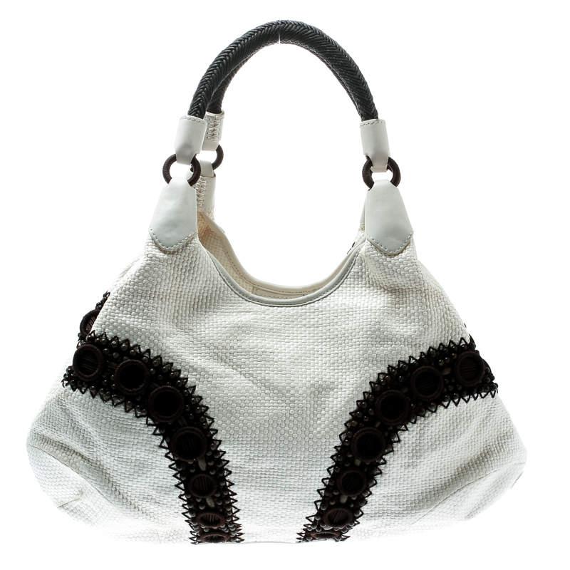 Cole Haan propose ce sac de grande qualité aux finitions élégantes. Soigneusement conçue pour évoquer un sens du luxe et de l'ornement, cette création en cuir tressé, embellie de perles, marque des points en termes d'attrait et de fonctionnalité.

