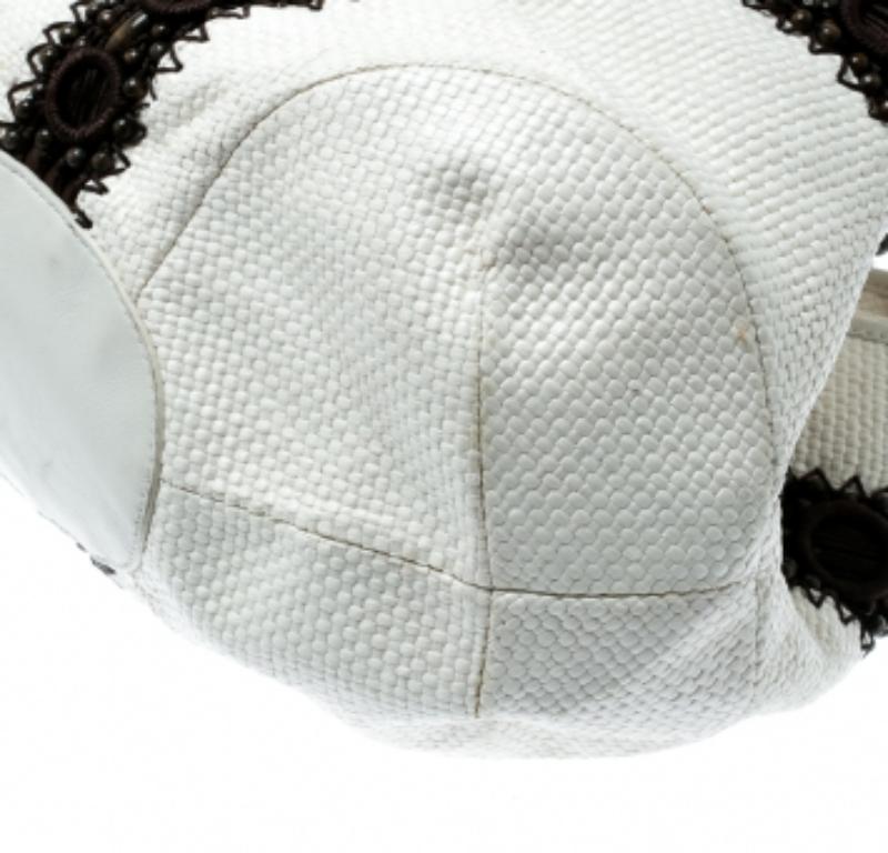 Cole Haan - Borsa con perline in pelle intrecciata bianca/marrone In condizioni buone in vendita a Dubai, Al Qouz 2