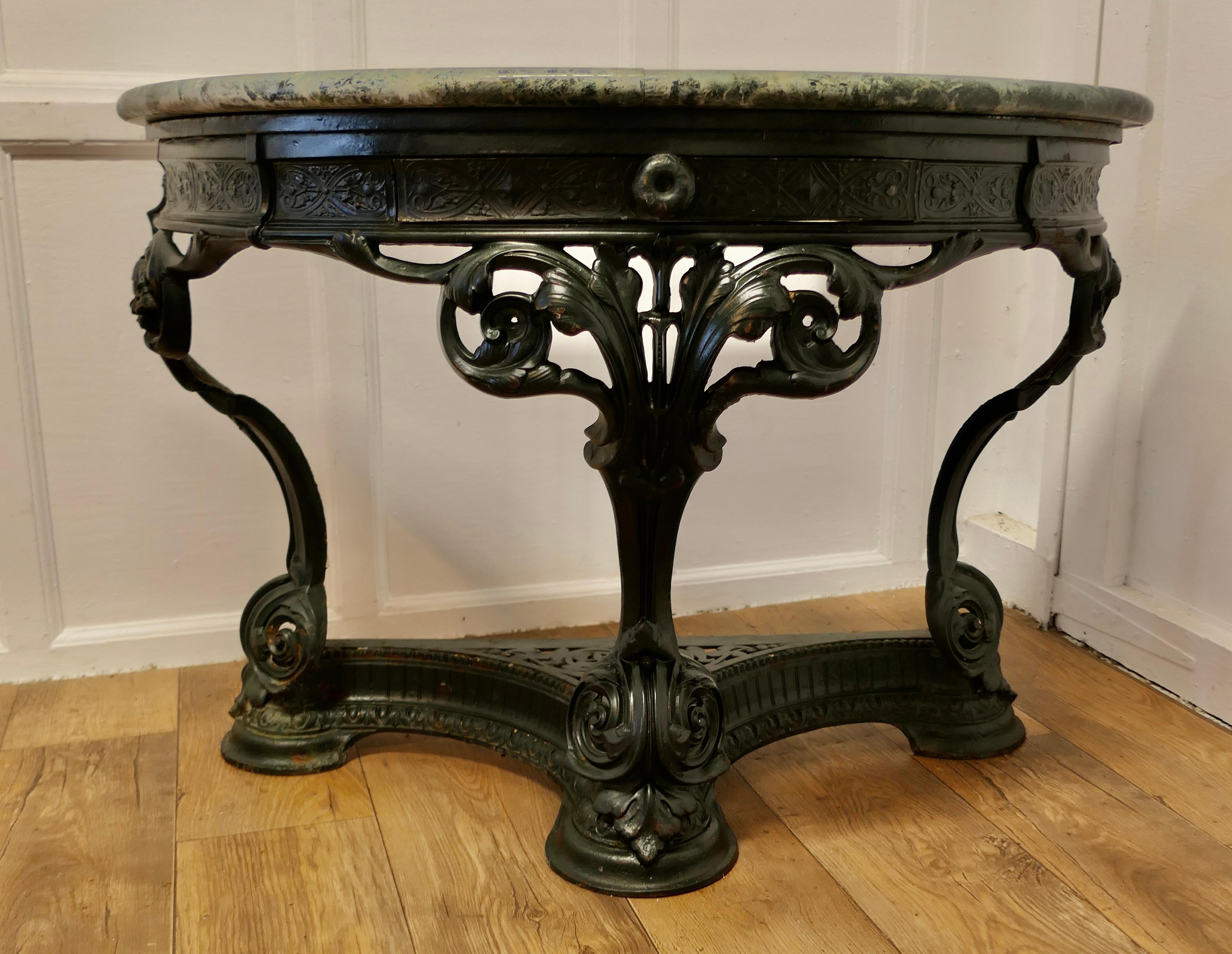 Table d'entrée/de jardin demi-ronde Art nouveau Colebrookdale

Il s'agit d'une pièce très élégante, un classique du 19ème siècle, avec 3 pieds à volutes, un dessous percé avec un tiroir sous le plateau en marbre, qui n'est peut-être pas le plateau