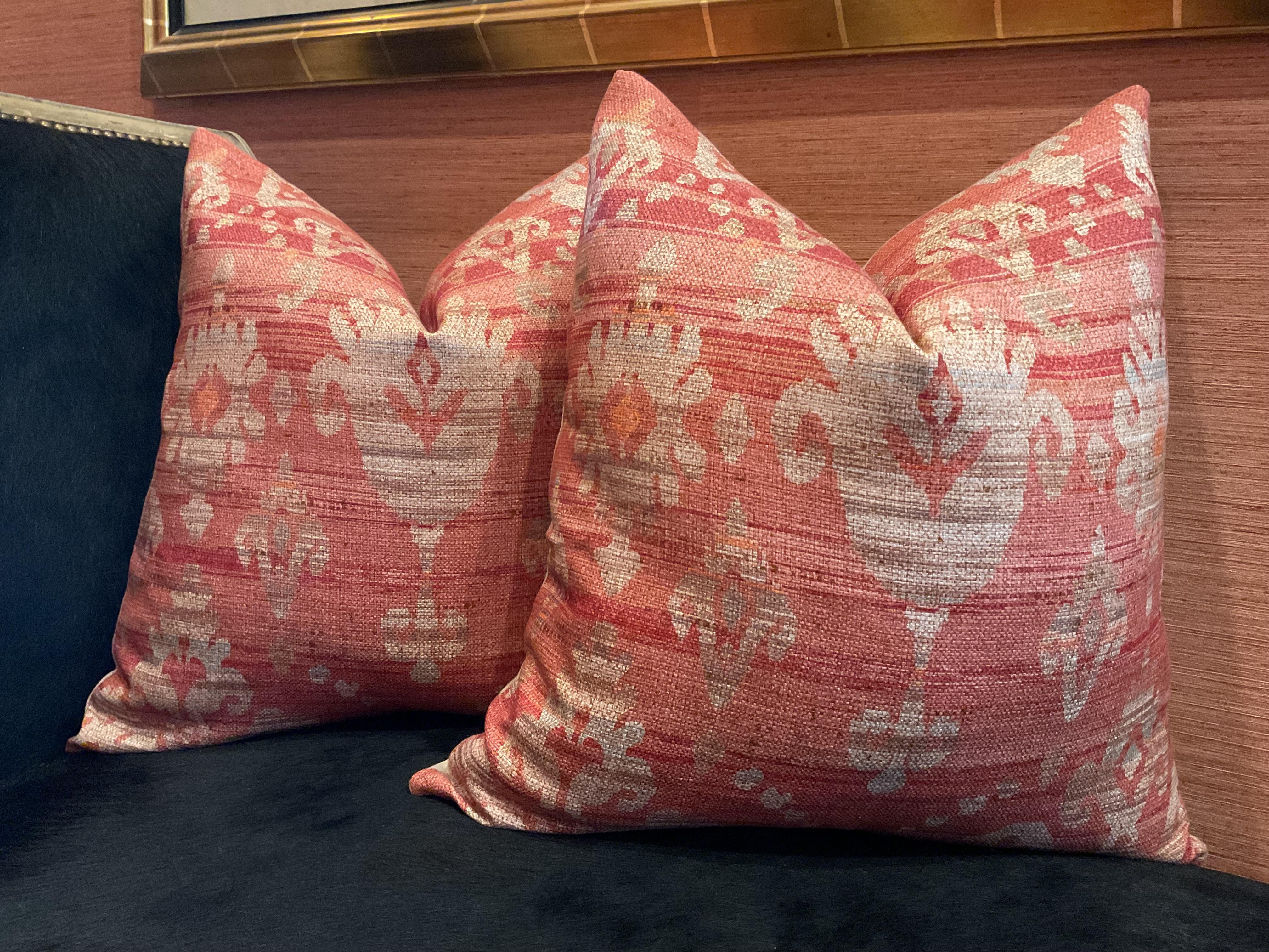 ¡Un tradicional impresionante en un color contemporáneo! Brunello en rojo es un precioso estampado adamascado de lino de Colefax y Fowler para Cowtan y Tout. En preciosos tonos profundos de rojo coral, rosa y topo, ¡funcionarán con muchos esquemas