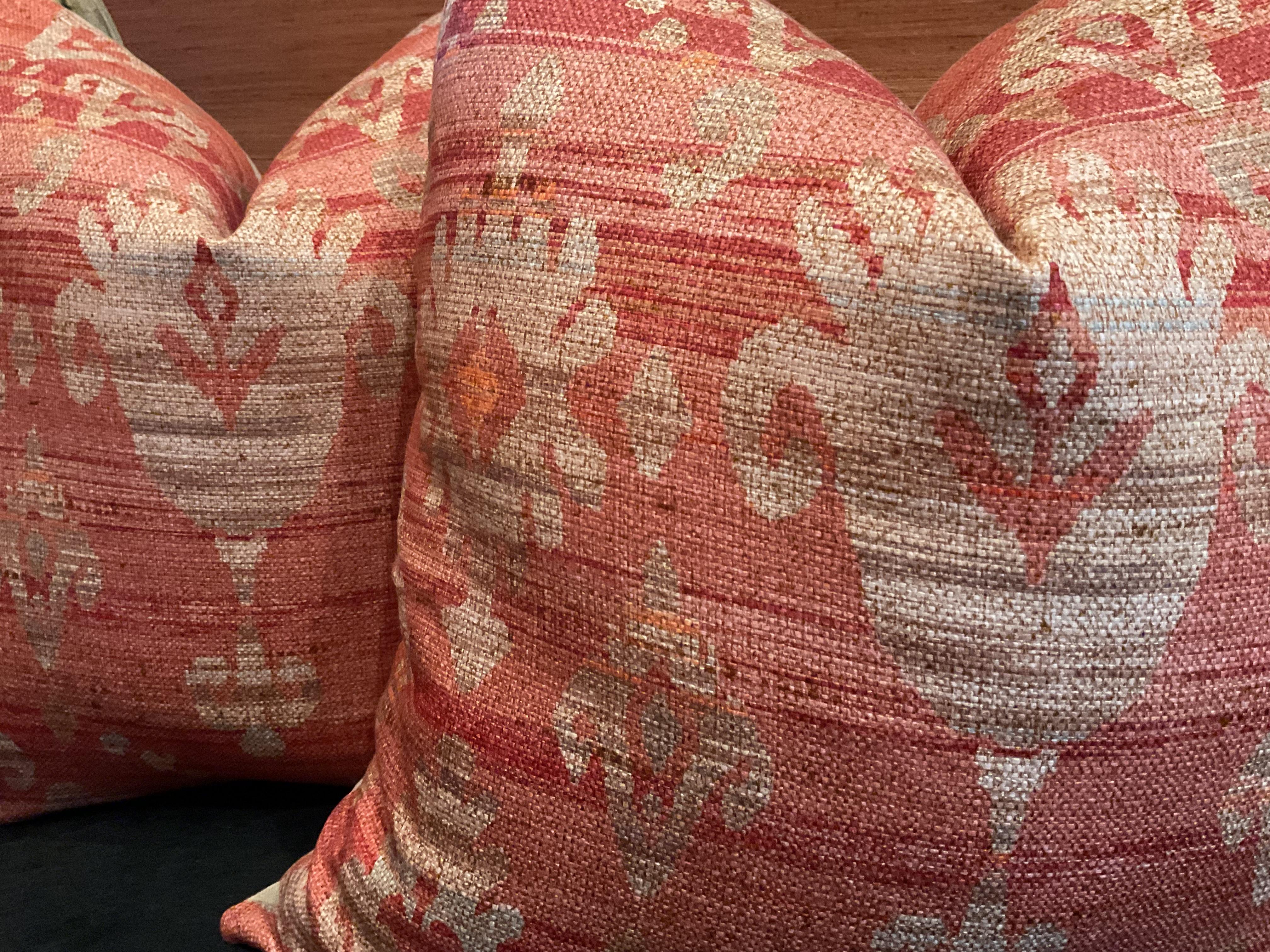 Colefax y Fowler De Cowtan y Tout -Almohadas Brunello en Rojo- Un par de 22 Estadounidense en venta