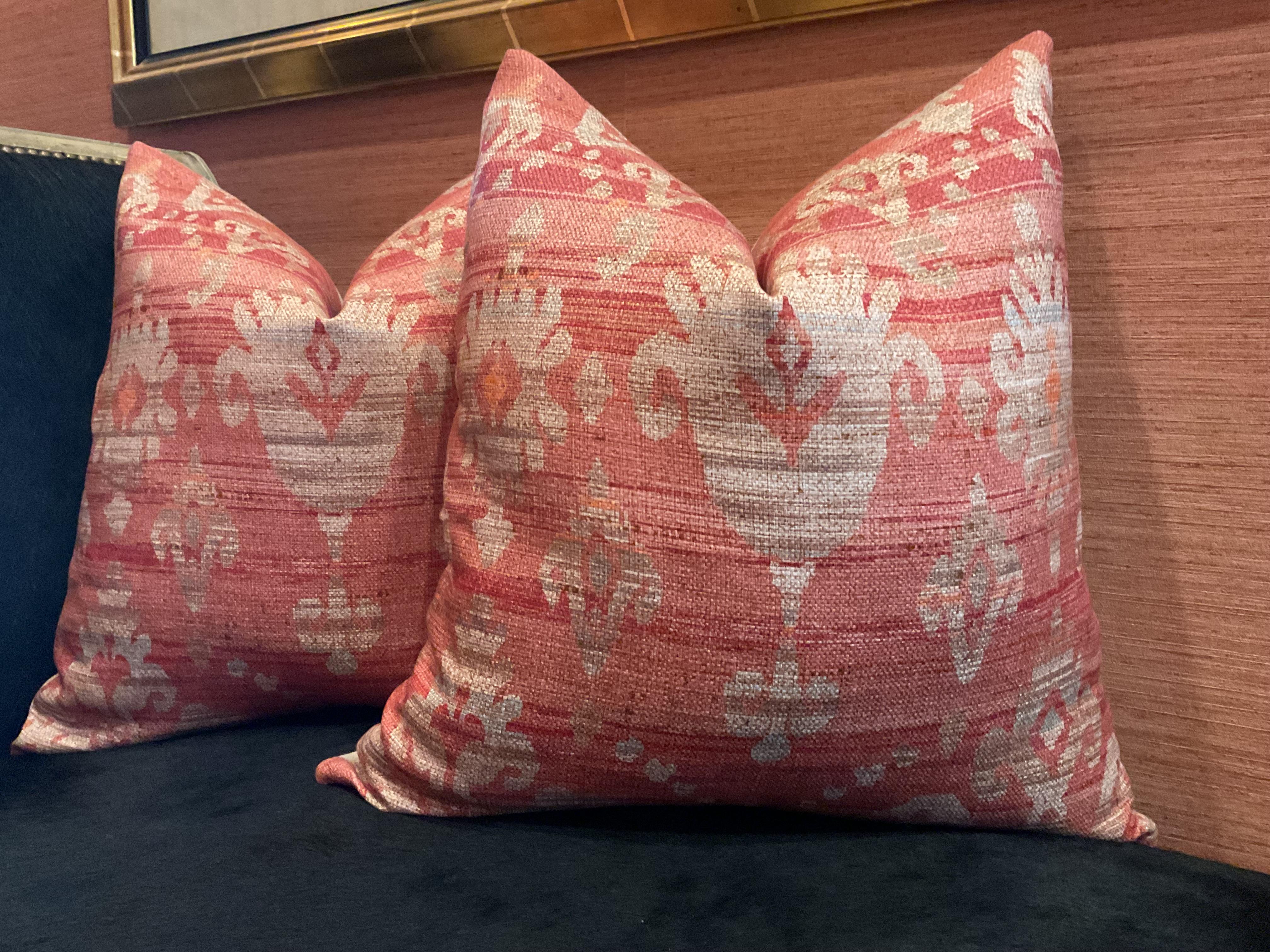Colefax y Fowler De Cowtan y Tout -Almohadas Brunello en Rojo- Un par de 22 en Nuevo estado para la venta en Winder, GA