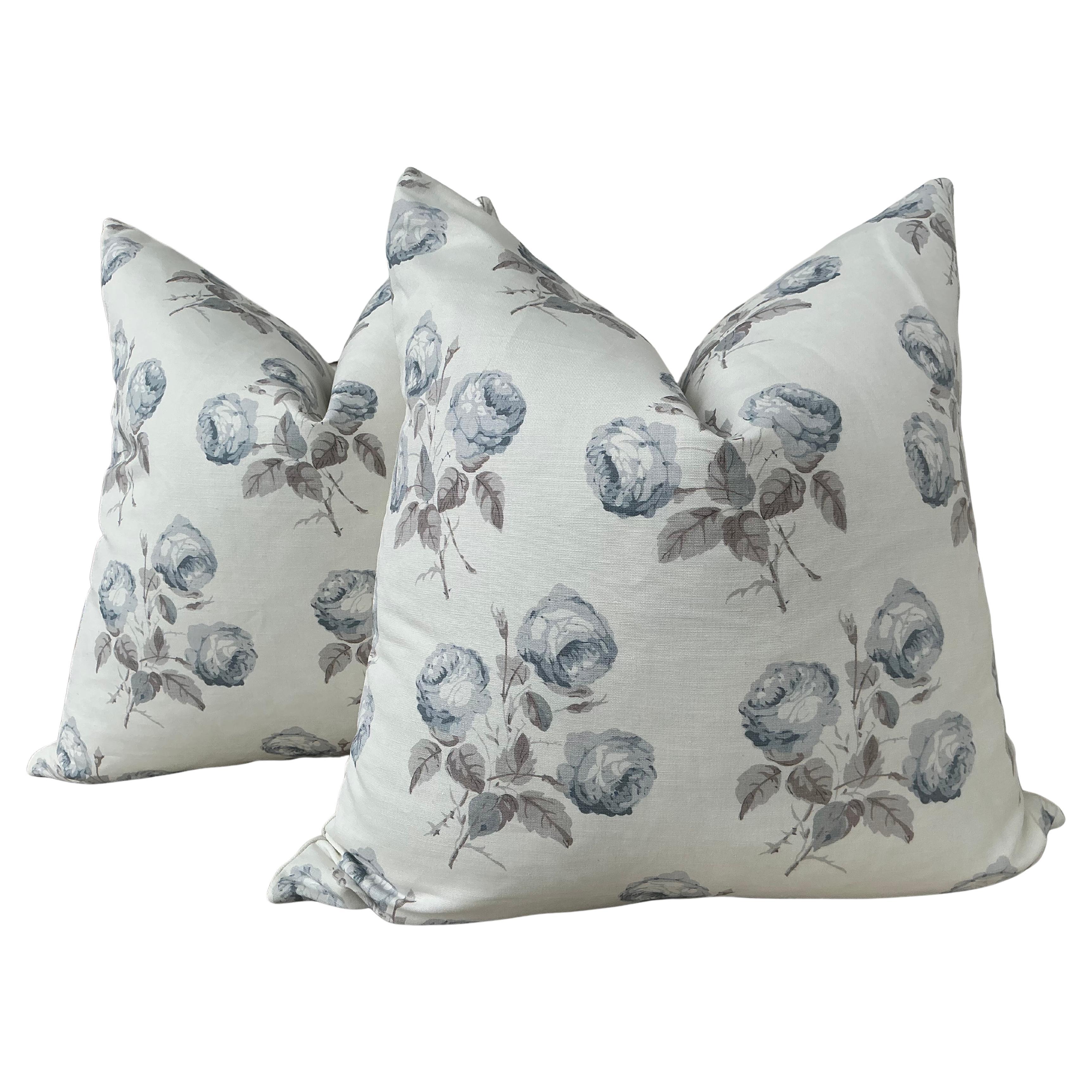 Cuscini Colefax 
Fowler Classic "Bowood" floreali blu e grigi da 22 pollici - una coppia