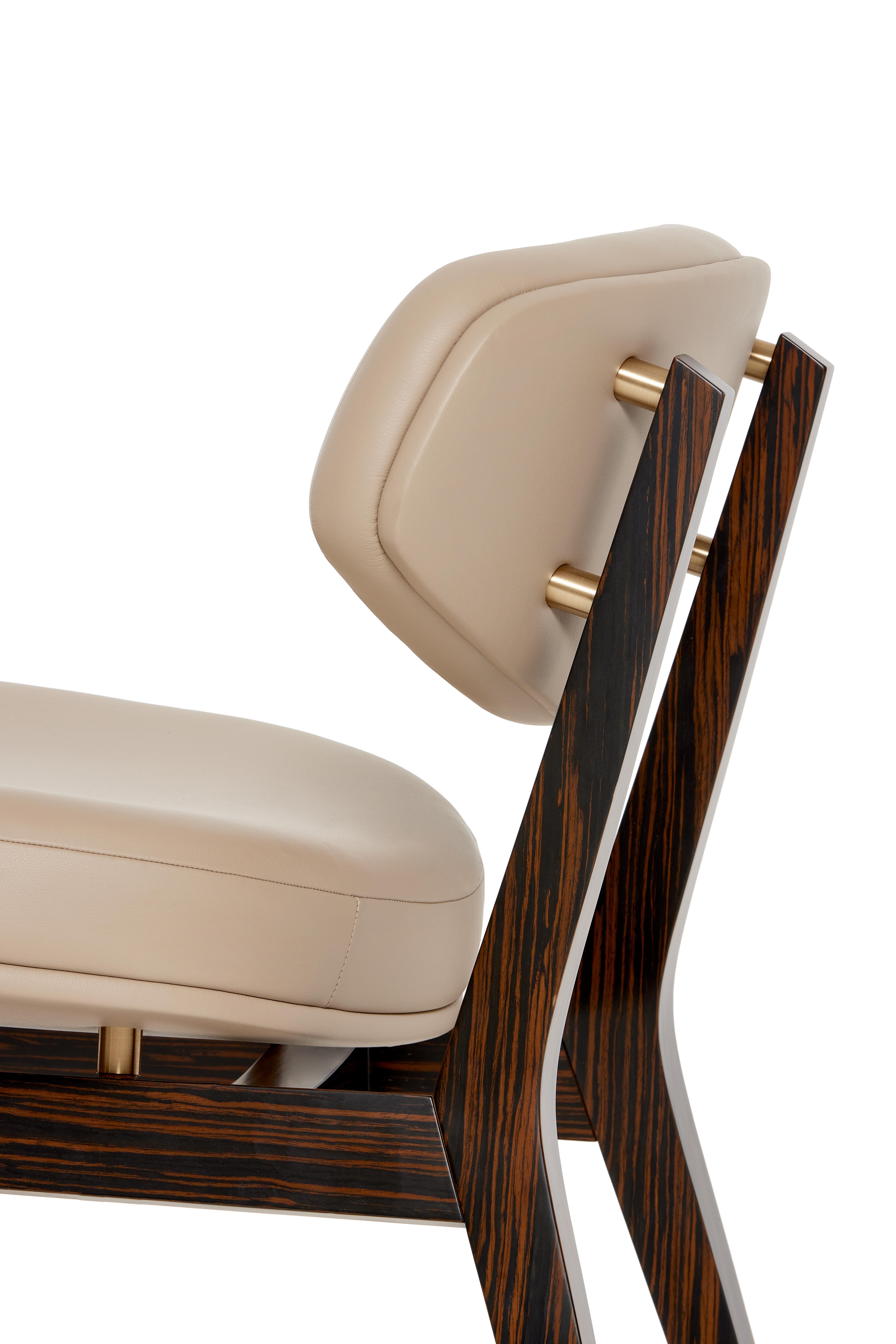 Sillón Coleman by Munna
Dimensiones: P 100 x An 110 x Al 91 cm. SH: 42 cm.
Materiales: Madera, espuma, latón y cuero.
Acabado:  Cuero, ref. Stone, L03, chapa de madera de ébano acabado con barniz mate y latón cepillado.

Disponible en todos los