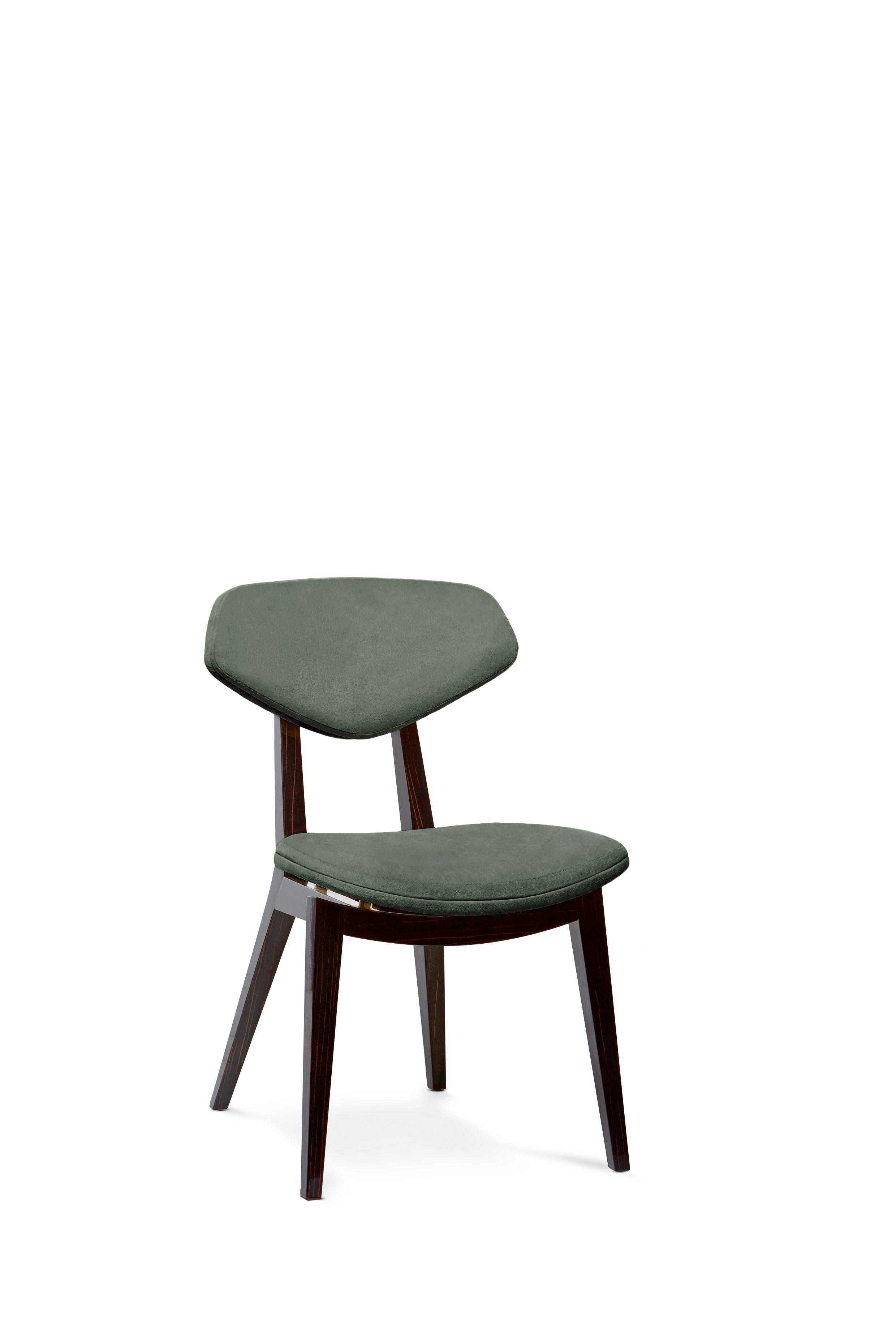 Coleman-Stuhl von Munna
Abmessungen: T 63 x B 48 x H 81 cm. SH: 49 cm.
MATERIALIEN: Holz, Schaumstoff, Messing und Polstermöbel.
Ausführung: Trevira Samtpolsterung, Ebenholzfurnier mit Glanzlack und gebürstetem Messing. 

Erhältlich in allen