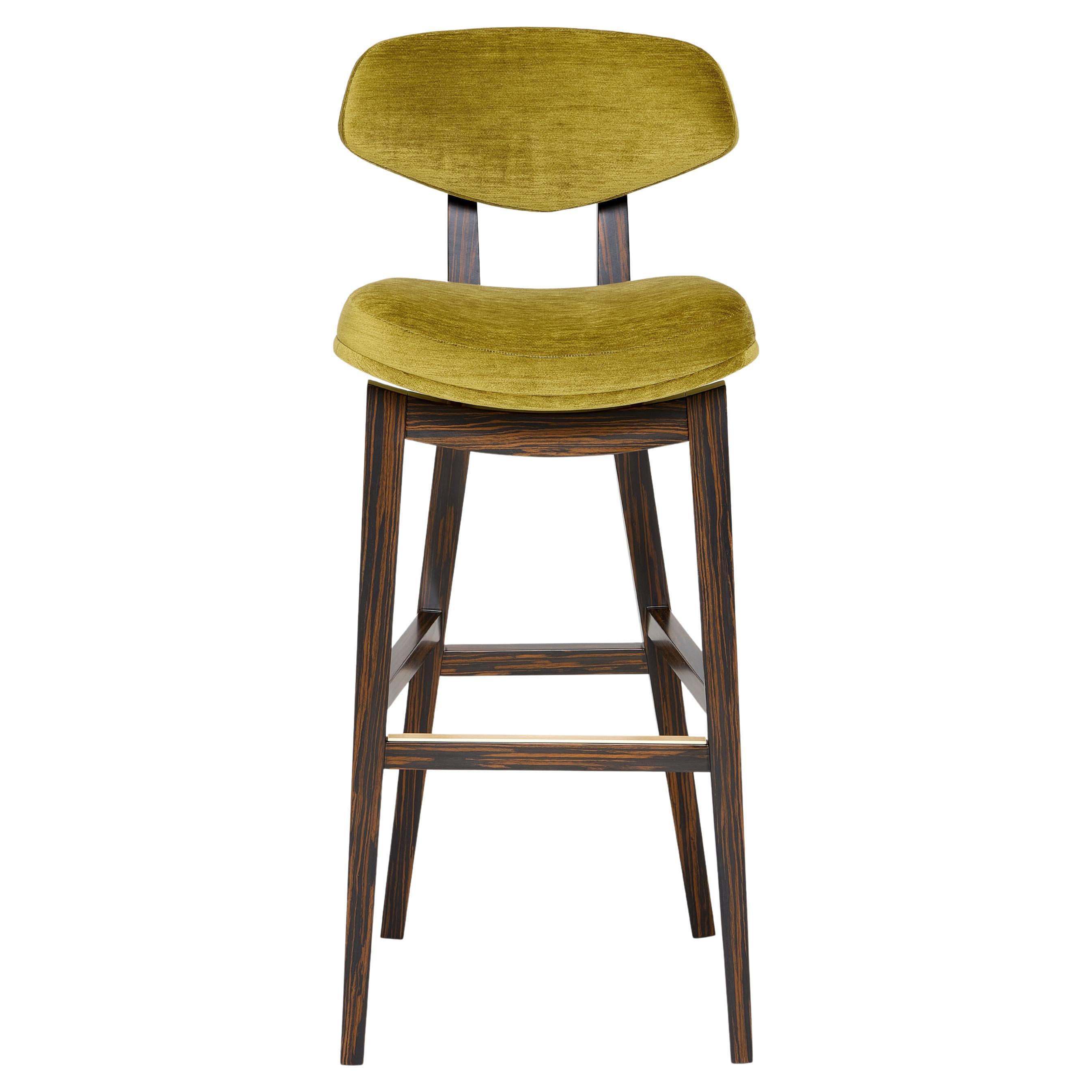Tabouret de comptoir Coleman par Munna
Dimensions : D 54 x L 44 x H 95 cm. SH : 70 cm.
MATERIAL : Bois massif, mousse, laiton et rembourrage.
Finition : Rembourrage : Vivid Chenille, ref. Moss, VIC13. Pieds : Placage en bois d'ébène avec finition en