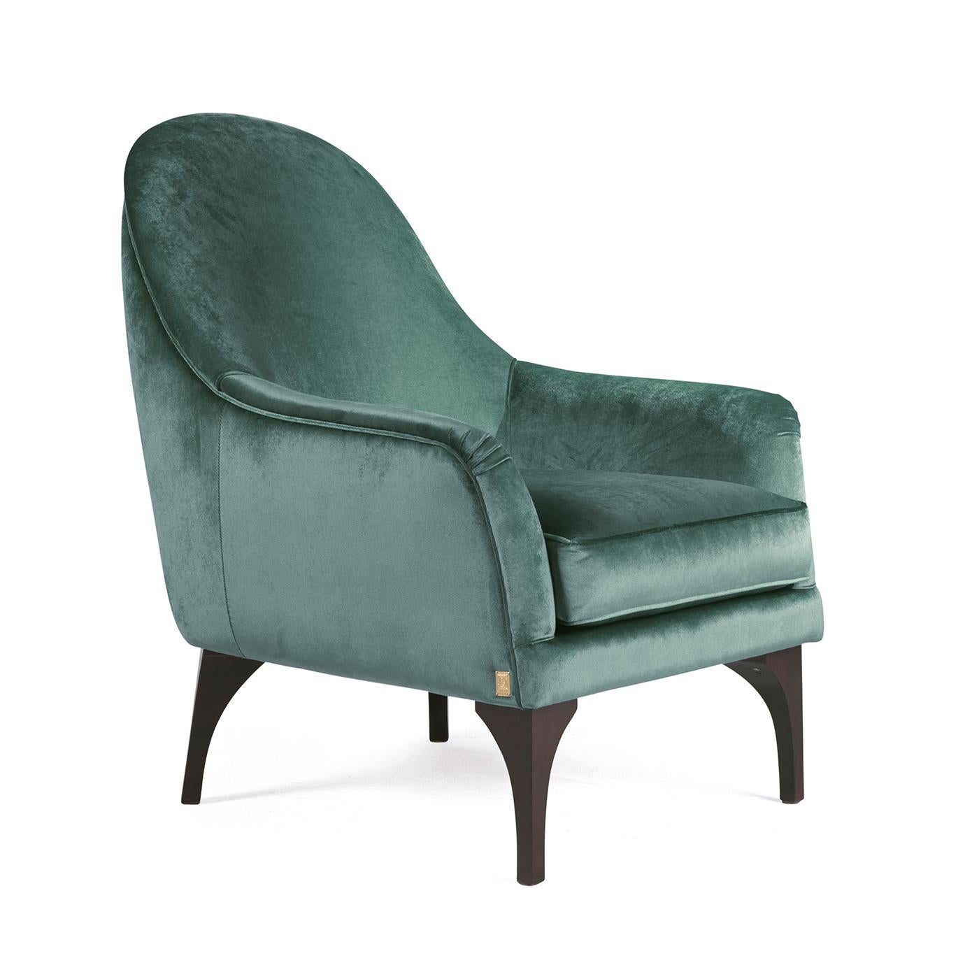This elegant armchair features delicate curves that are both comfortable and sophisticated and will be an exquisite accent to a Classic living room. The structure is in solid wood, cushioned with hypoallergenic polyurethane and a goose