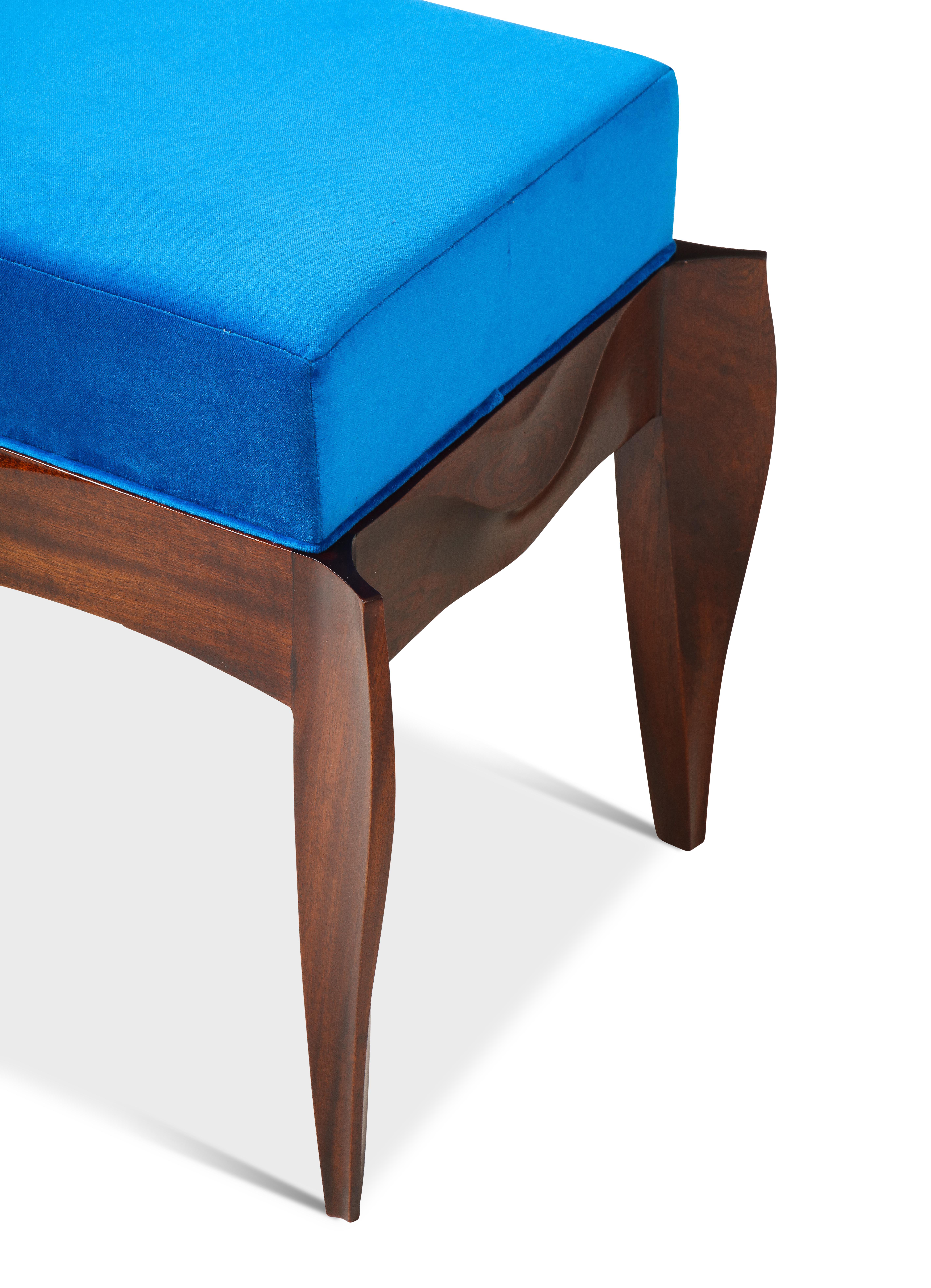 El diseño de Colette se inspiró en la clásica mesa de trabajo de Emile-Jacques Ruhlmann y se realizó con técnicas contemporáneas. 
Las curvaturas convexas con radios que cambian constantemente expresan la claridad estructural de la forma, guiando la