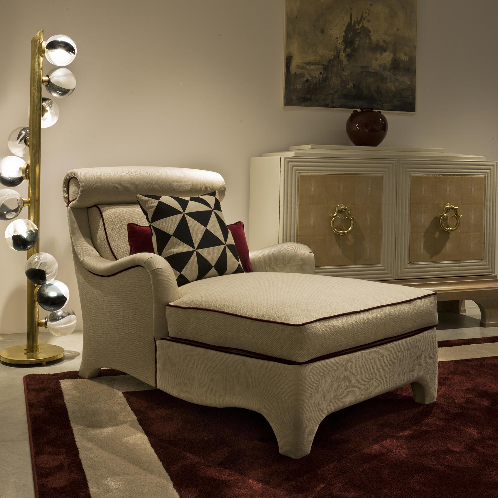 A complement to the Colette armchair, this chaise lounge will be a precious addition to a living room, patio, or study. Exuding elegance and charm, the delicate curves of its silhouette are cushioned for e comfortable seating experience. The white