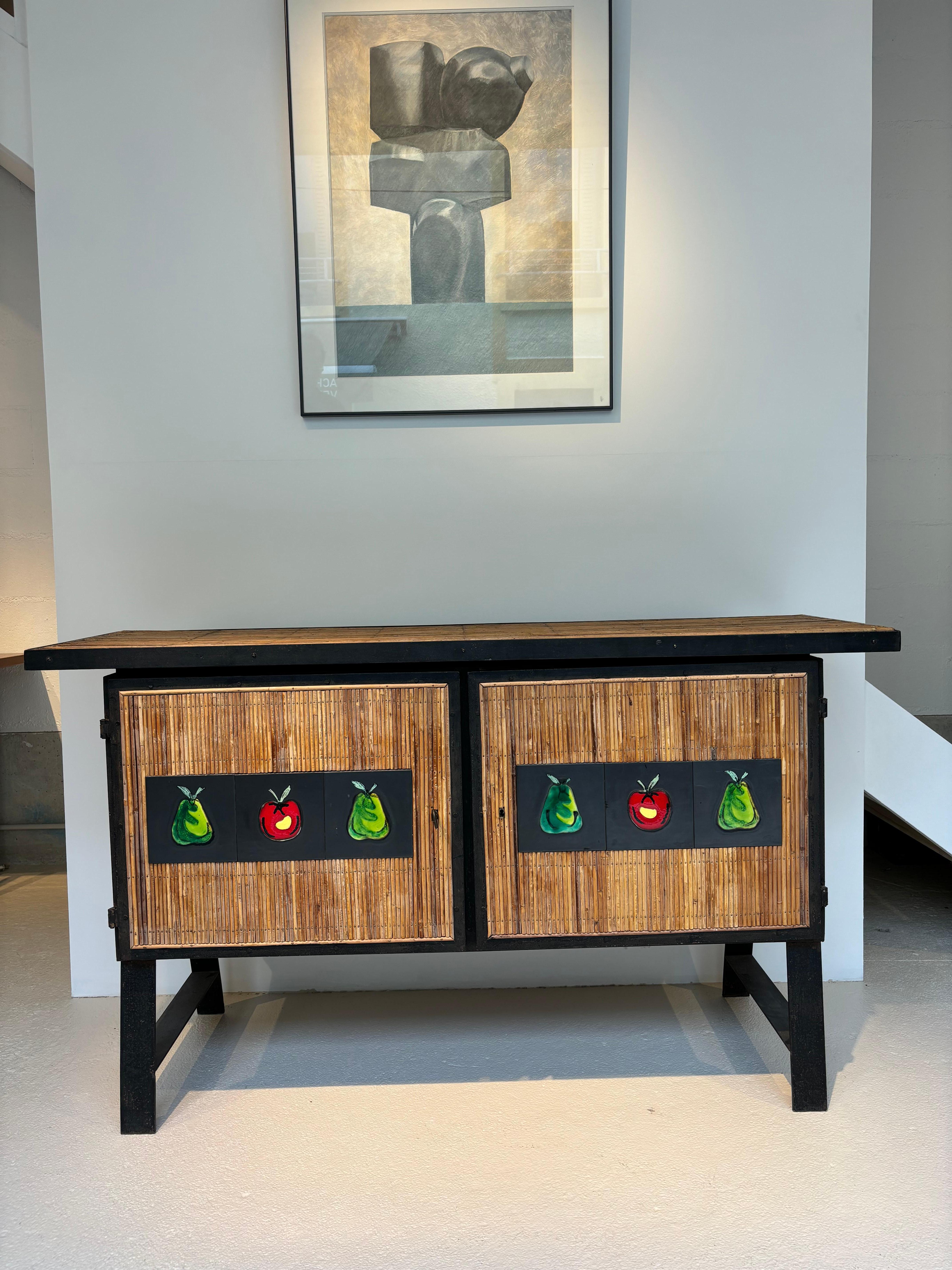 Jolie enfilade en rotin, céramique et fer par Colette Gueden possiblement pour les ateliers du printemps. 