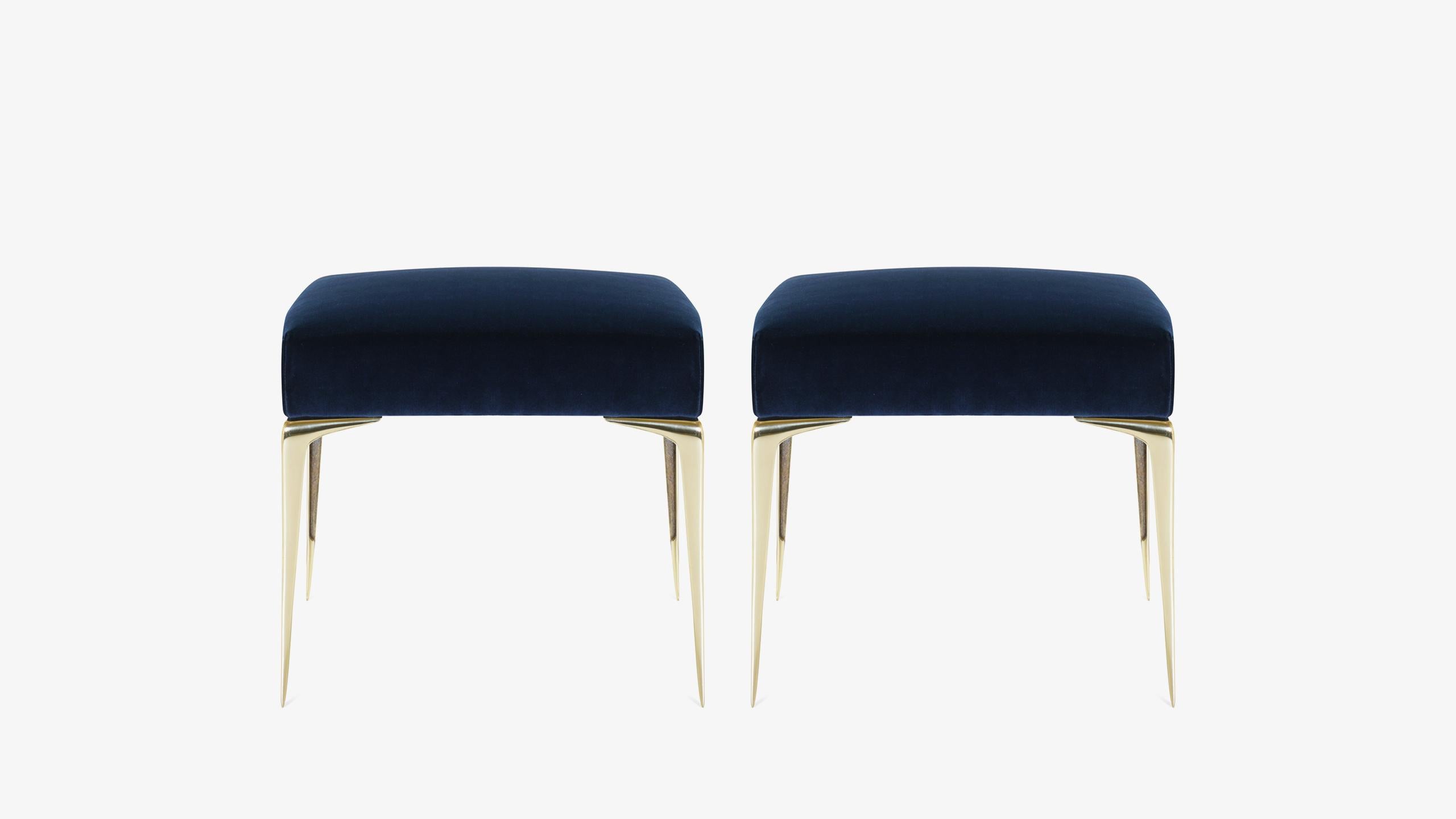 Conçu par Montage, le pouf Colette Petite complète à merveille un espace intérieur raffiné. Colette a été conçue avec les proportions délicates du milieu du siècle dernier, célébrant une ère de design qui reste toujours aussi populaire