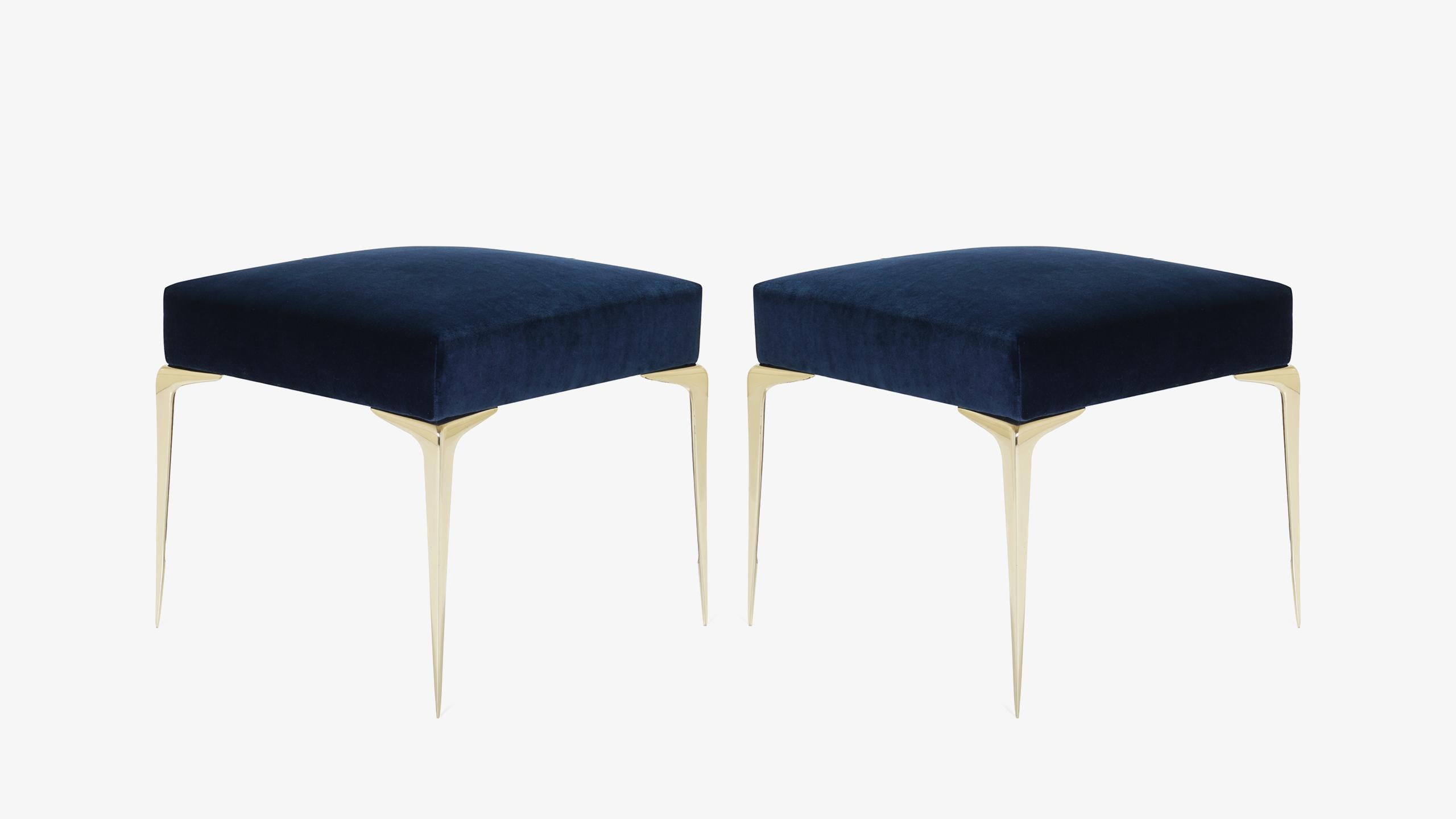 Mid-Century Modern Petit pouf Colette en laiton en velours bleu marine par Montage