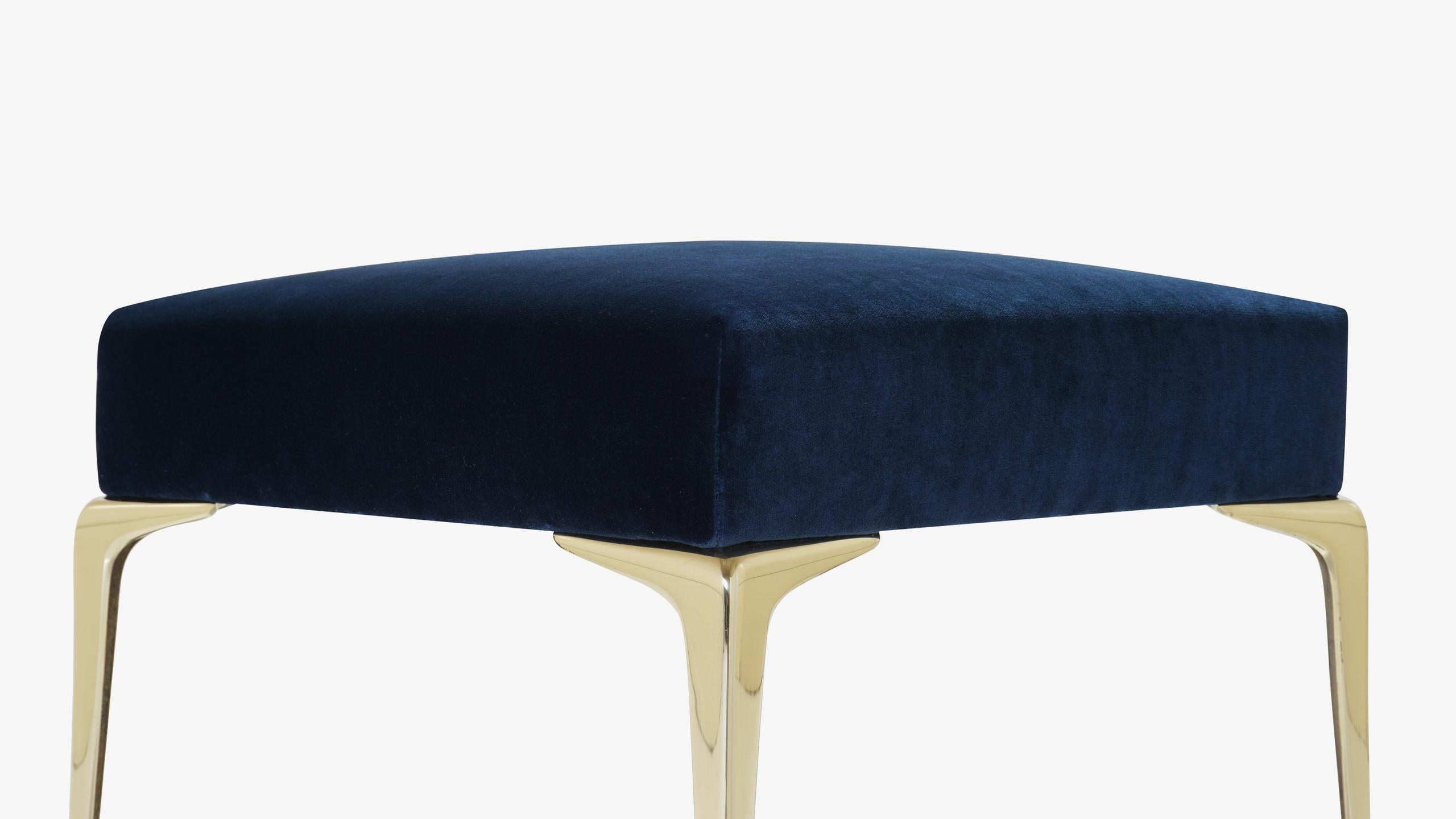 Américain Petit pouf Colette en laiton en velours bleu marine par Montage