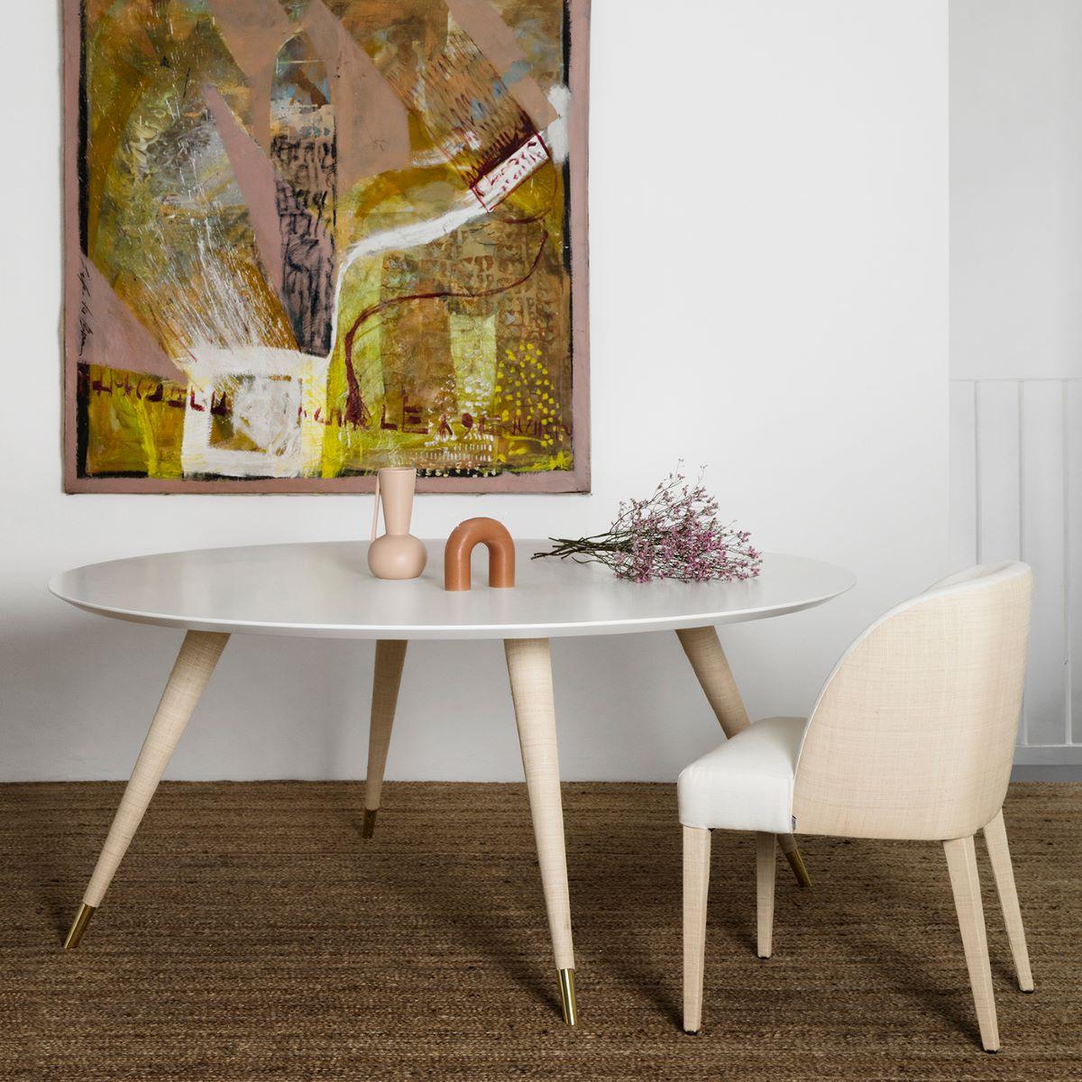 Cette chaise de salle à manger, au design épuré, complète élégamment la table à manger Cupertino. Elle est dotée d'un revêtement distinctif qui associe tissu blanc et raphia.