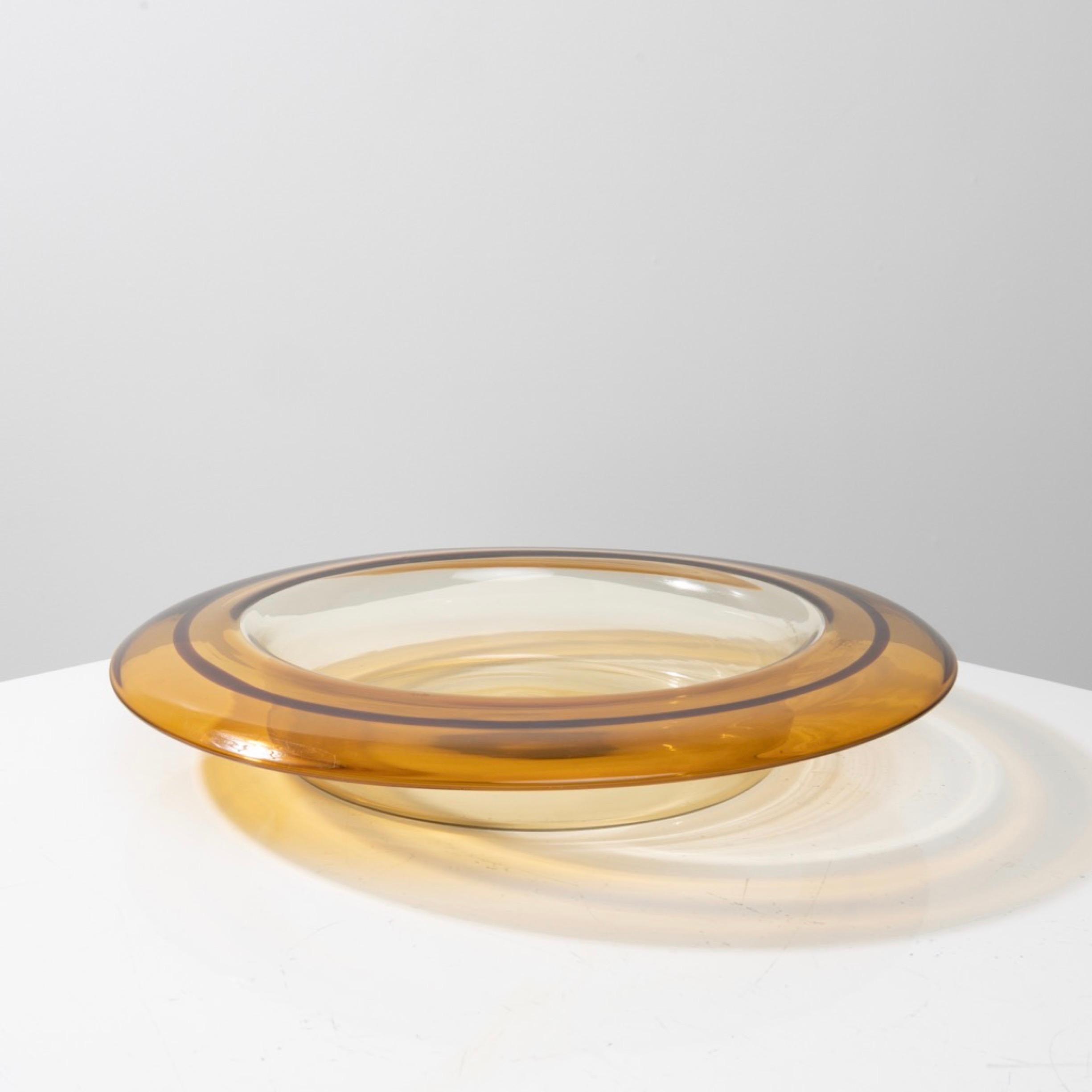 Coletto by Ludovico Diaz de Santillana – Centerpiece blown Murano glass
Coletto by Ludovico Diaz de Santillana, centerpiece blown Murano glass.
Large centerpiece in blown Murano glass.
The body of the piece in clear amber glass.
Wide neck decorated