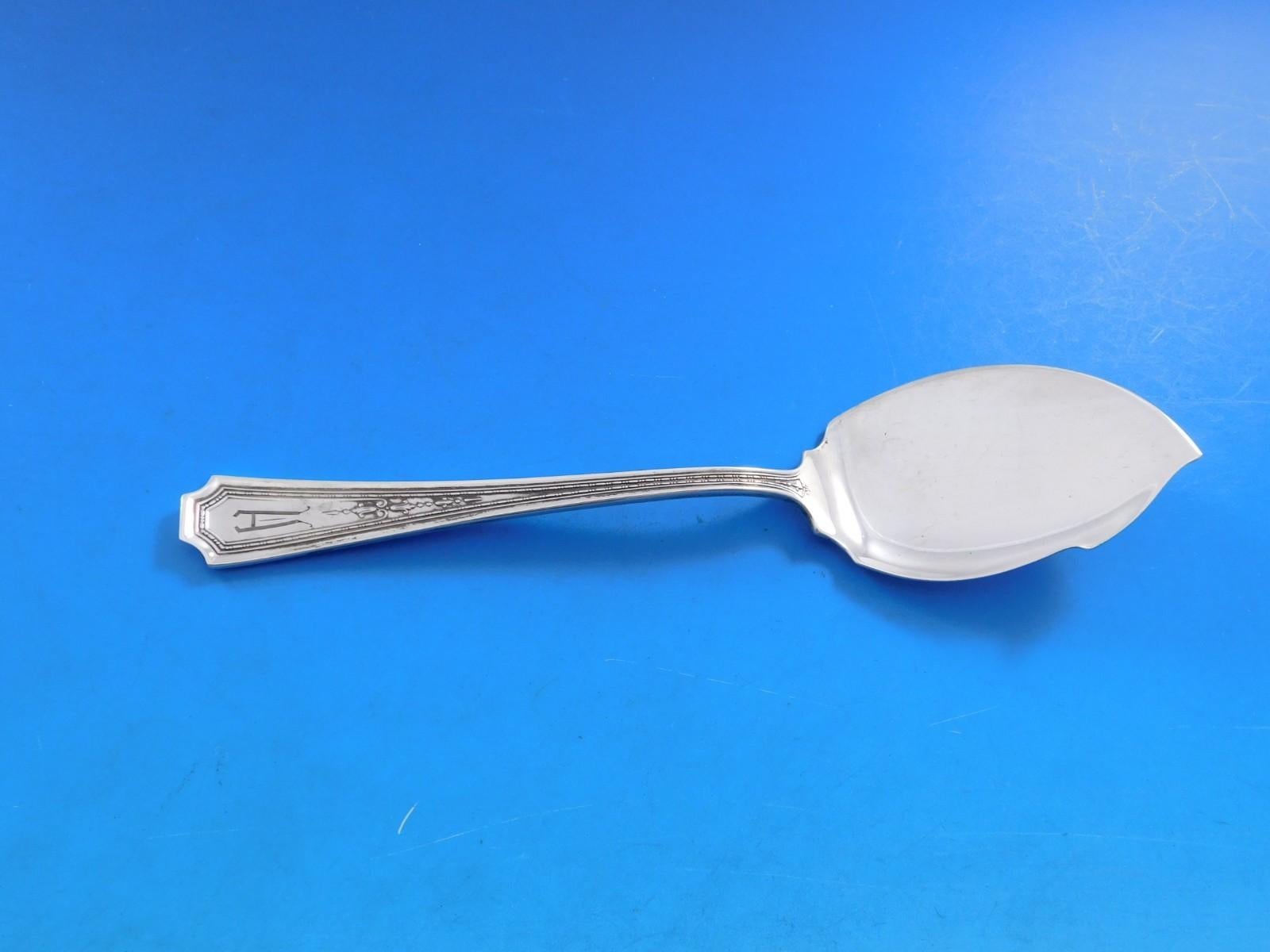 El modelo de cubertería de plata de ley Colfax que muestra el arte y la habilidad de Durgin Sterling Silver Flatware, publicado originalmente en 1922. Con su fino borde de perlas y cuentas y su diseño colonial clásico con aire Art Déco, el modelo