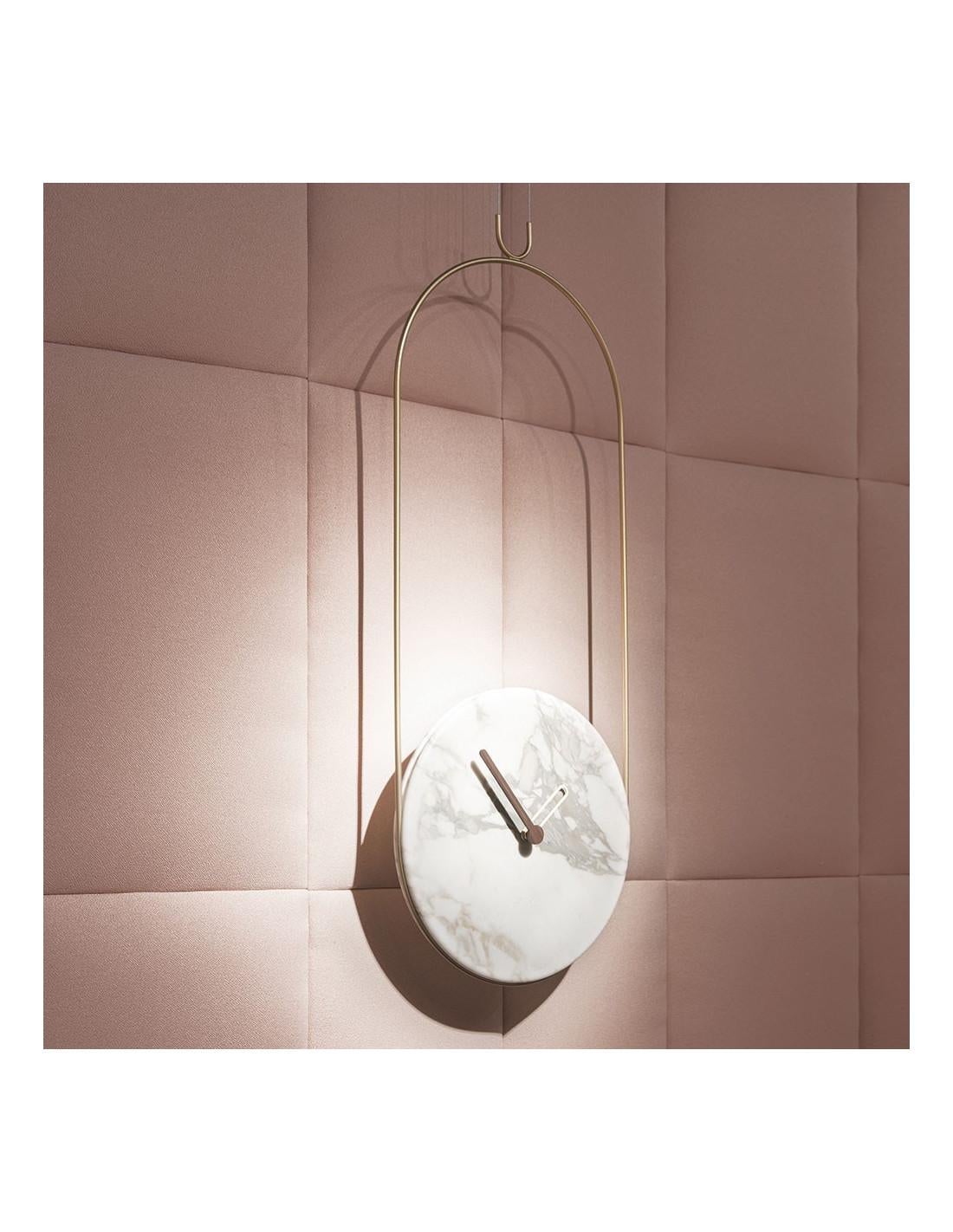 The sophistication of the marble suspended from the curved metal rod finished in brass or black, makes the Colgante Marble wall clock a jewel.
Case: black or brass finish metal.
Dish: Emperador marble, Calacatta marble, Sahara Noir marble.
Rim: