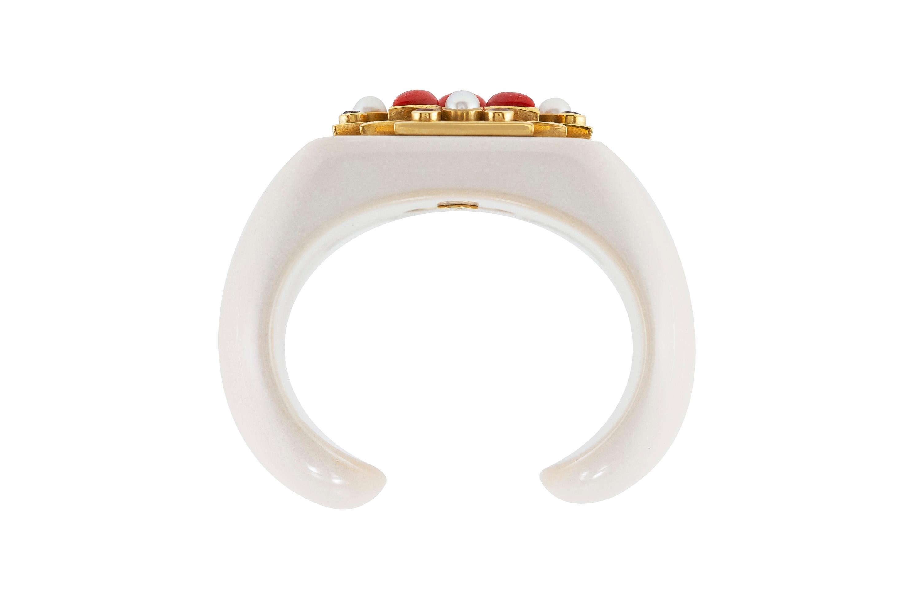 Manschettenarmband mit maltesischem Kreuz von Verdura, Cacholong (Cabochon)