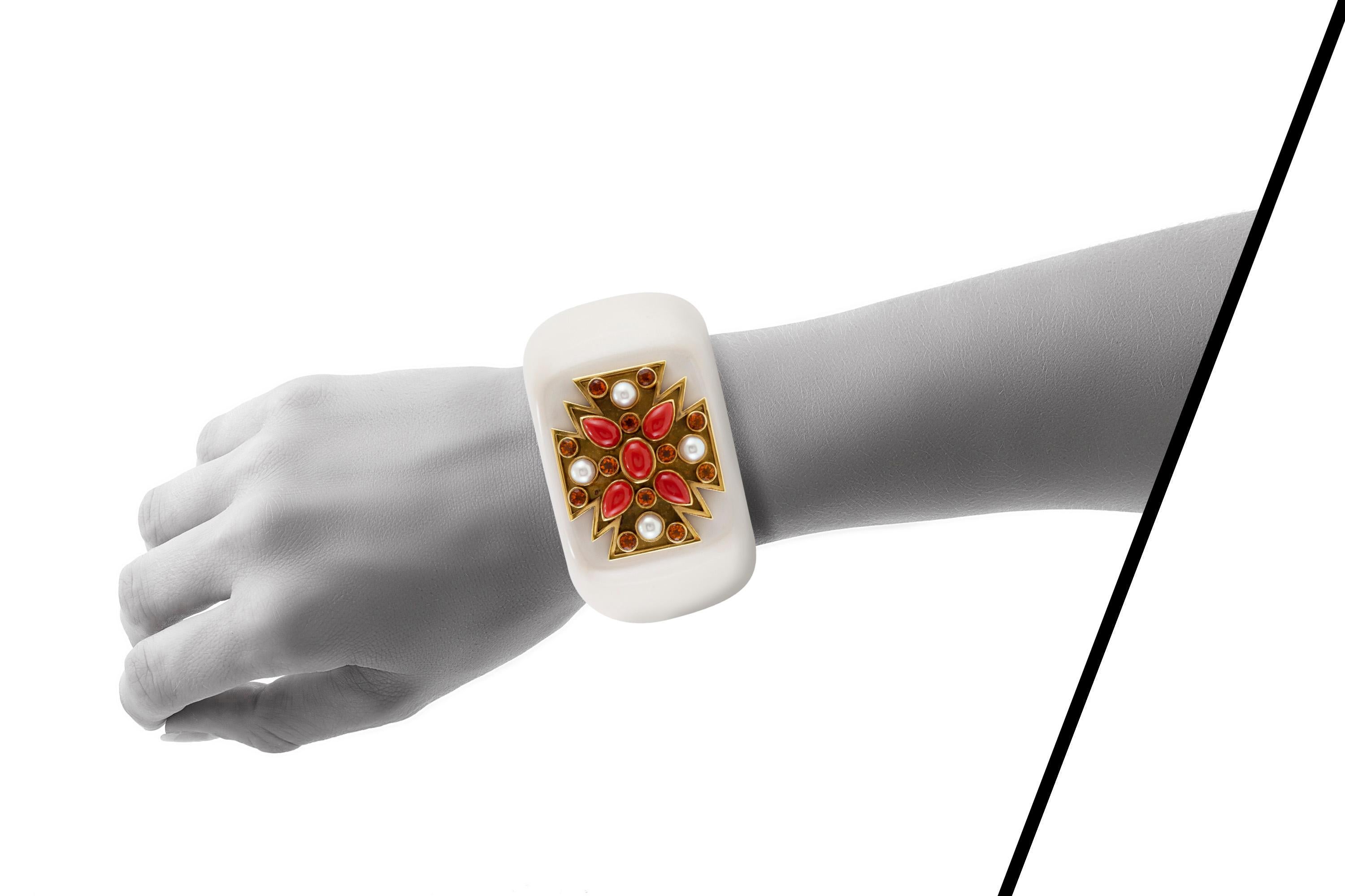 Manschettenarmband mit maltesischem Kreuz von Verdura, Cacholong im Zustand „Gut“ in New York, NY