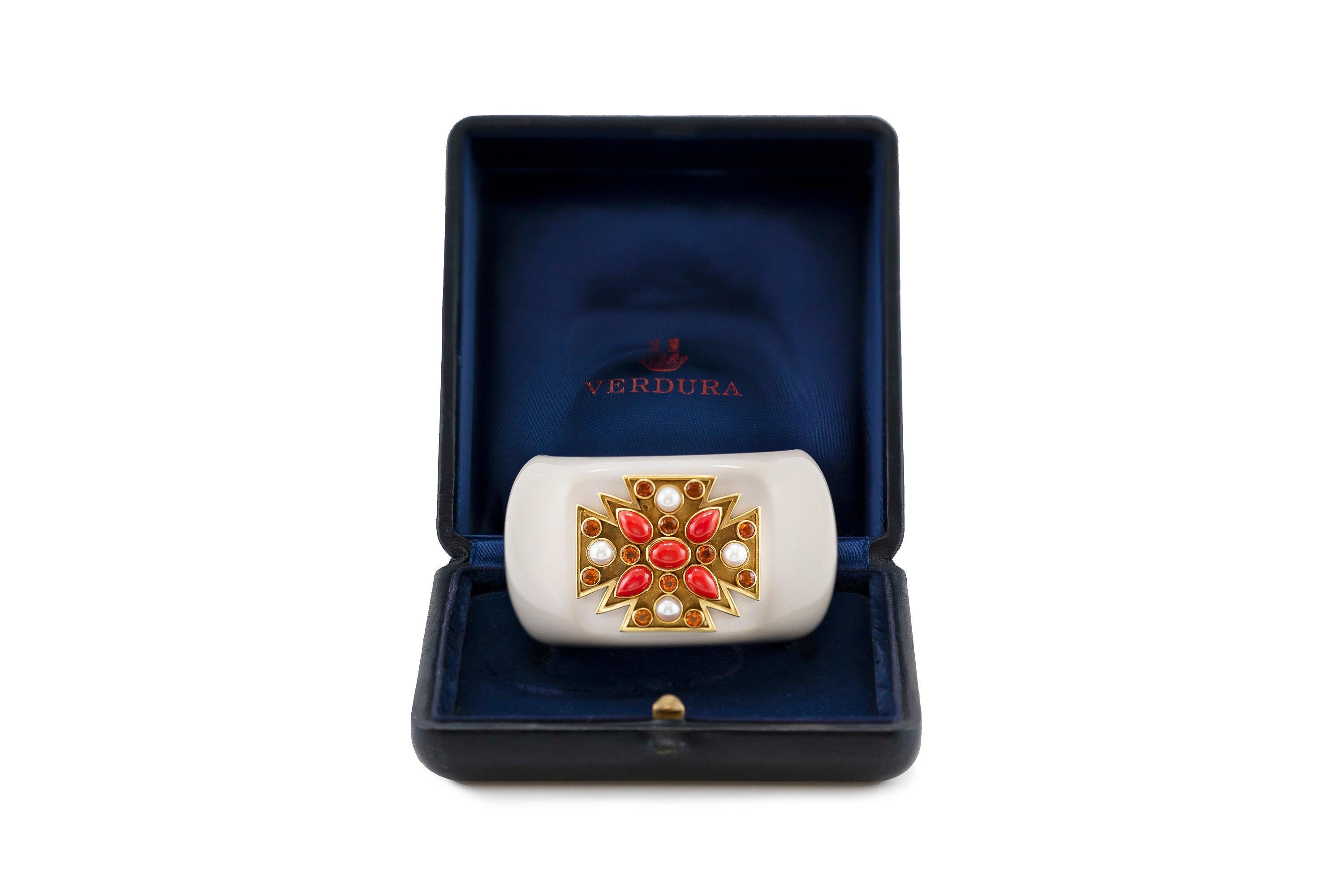 Manschettenarmband mit maltesischem Kreuz von Verdura, Cacholong für Damen oder Herren im Angebot