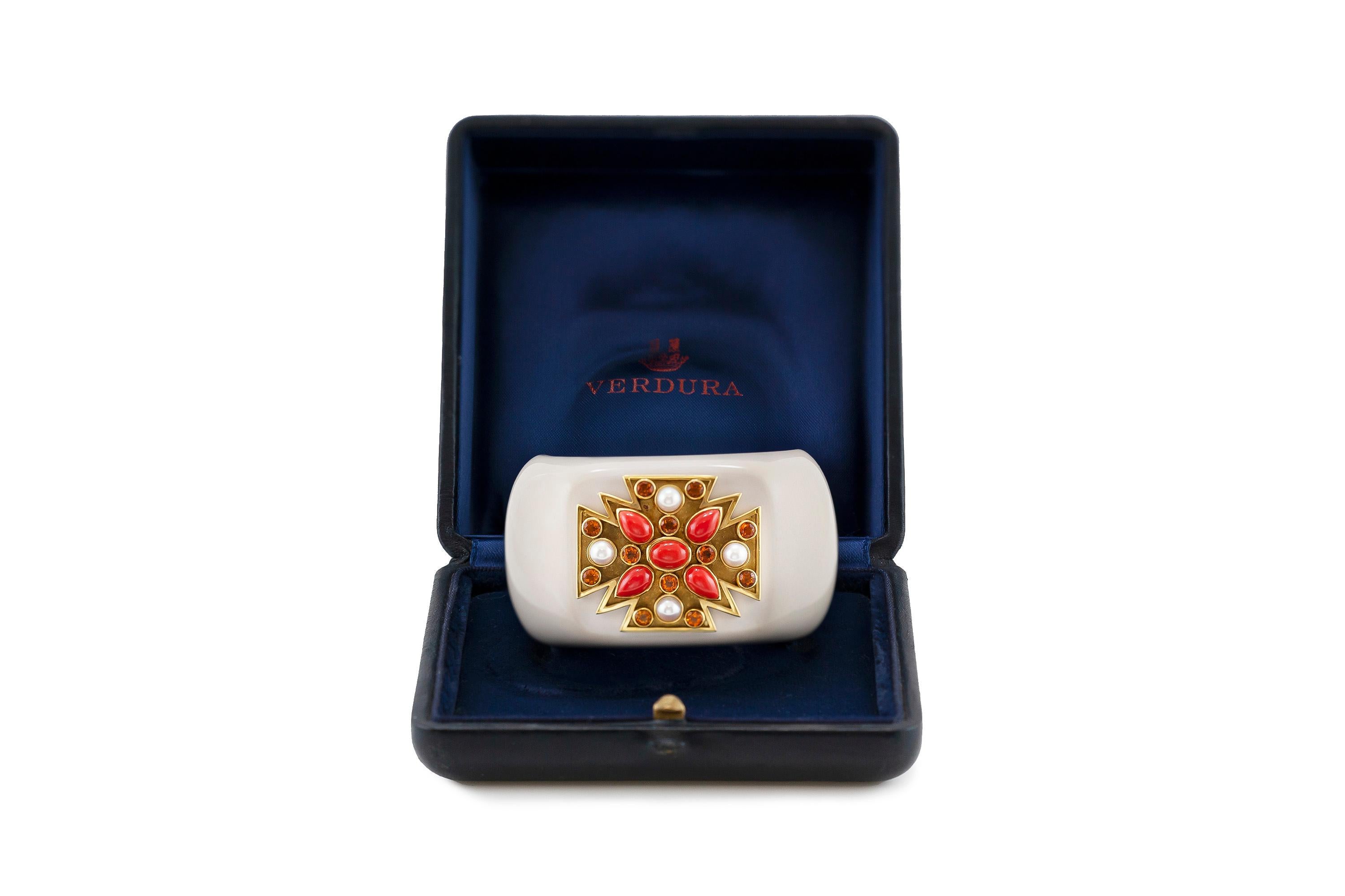 Manschettenarmband mit maltesischem Kreuz von Verdura, Cacholong für Damen oder Herren