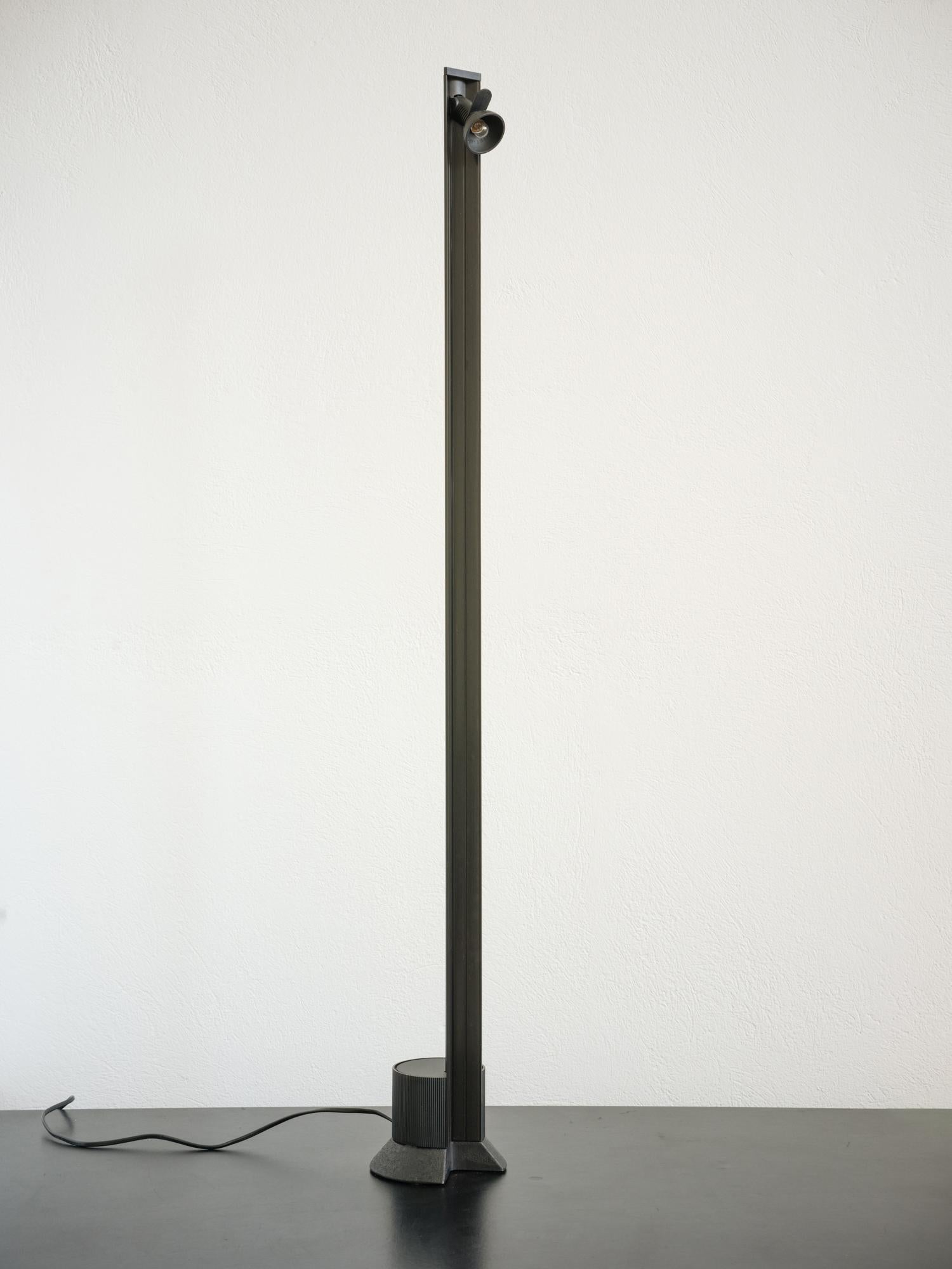 Lampada da terra postmoderna italiana del 1980 progettata da Antonio Piva, Franco Albini e Franca Helg in uno studio di design creato da Franco Albini nel 1930, oggi conosciuto come 