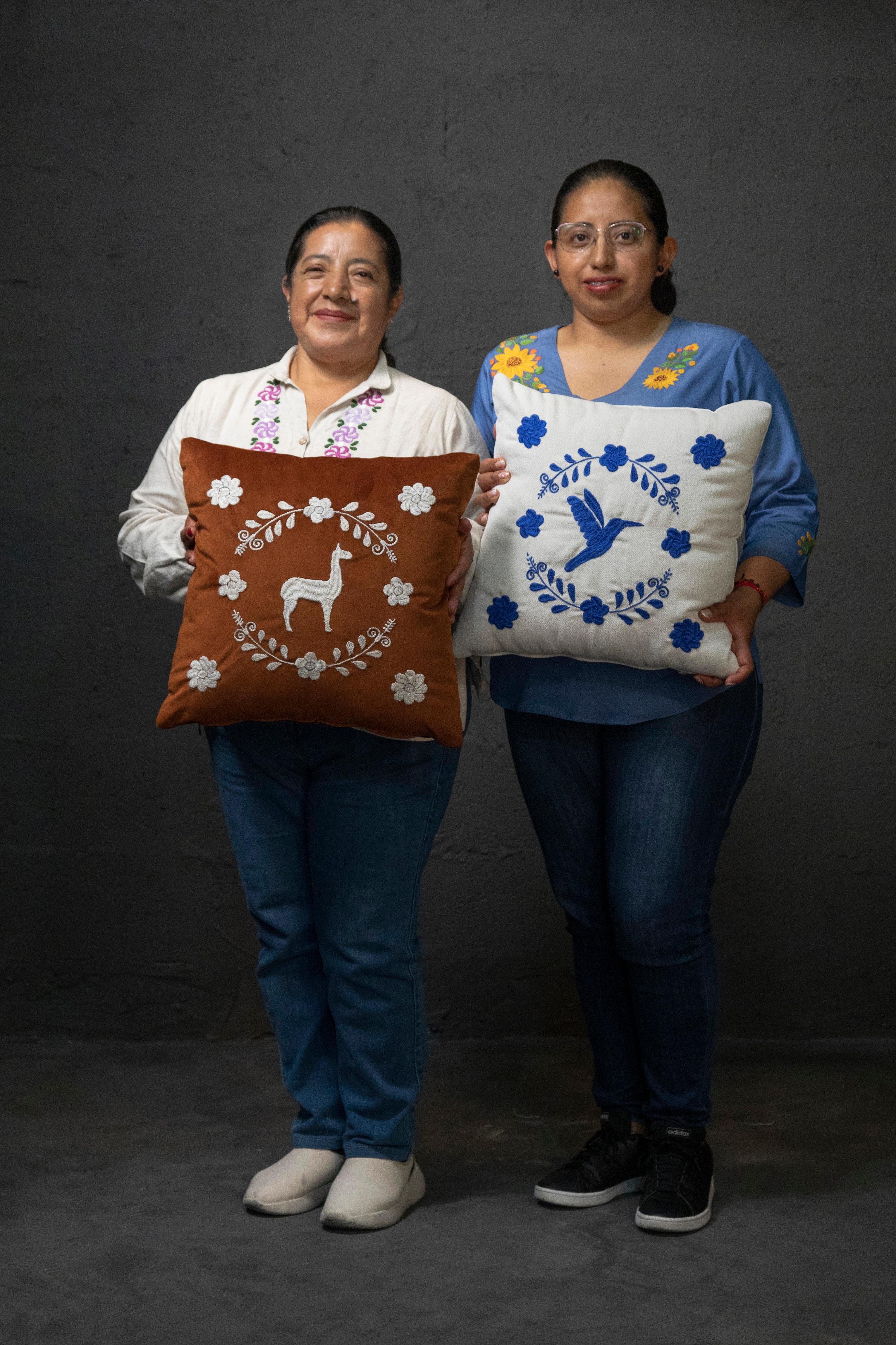 COLIBRÍ Coussins décoratifs brodés à la main en tissu ivoire ANDEAN, lot de 2 en vente 3