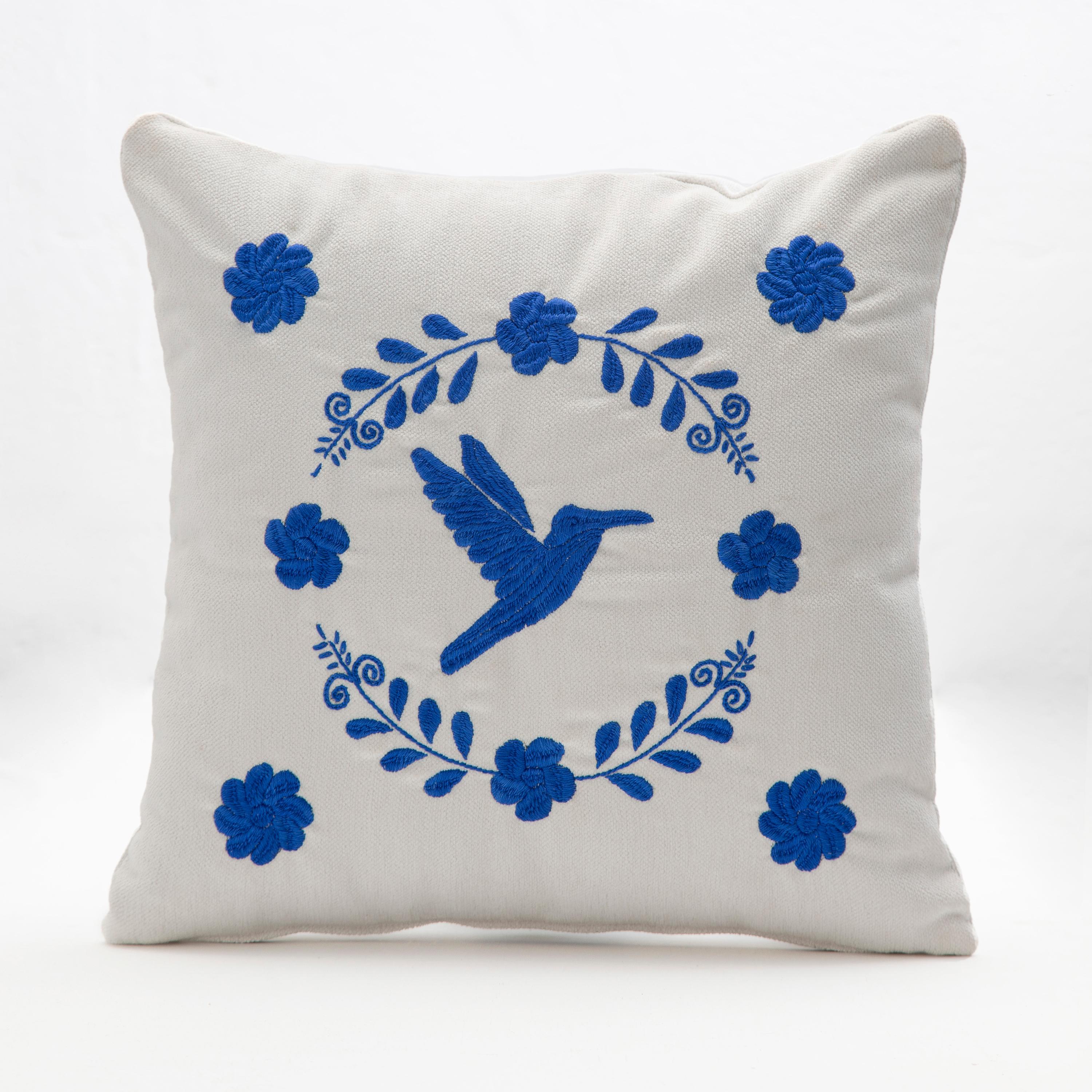 Coussins décoratifs avec motif de colibri brodé à la main de Zuleta, Imbabura, et velours ou tissu d'ameublement imperméable.

Embrassant un luxe somptueux, ces oreillers décoratifs présentent des broderies artisanales, des ceintures tissées à la