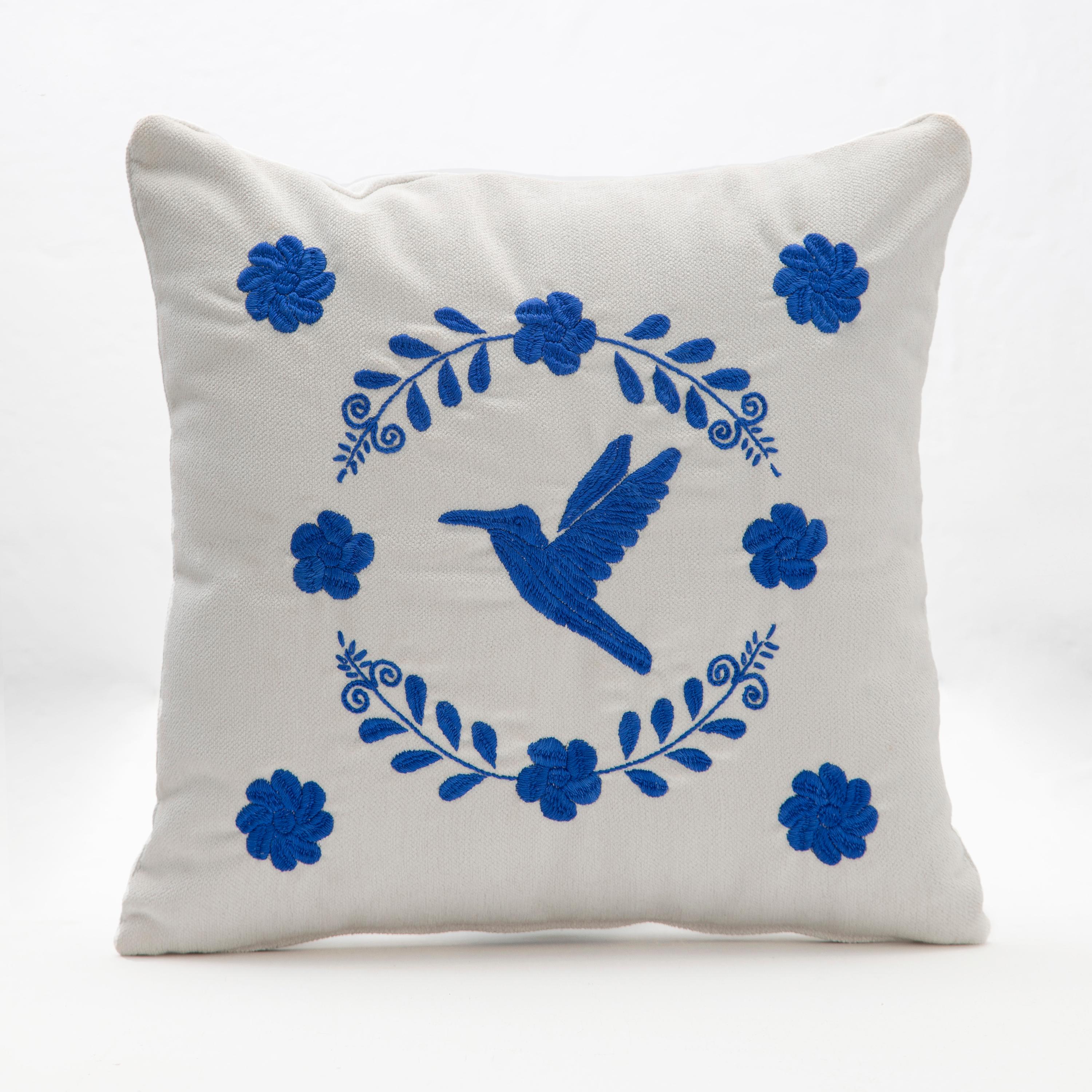 Moderne COLIBRÍ Coussins décoratifs brodés à la main en tissu ivoire ANDEAN, lot de 2 en vente