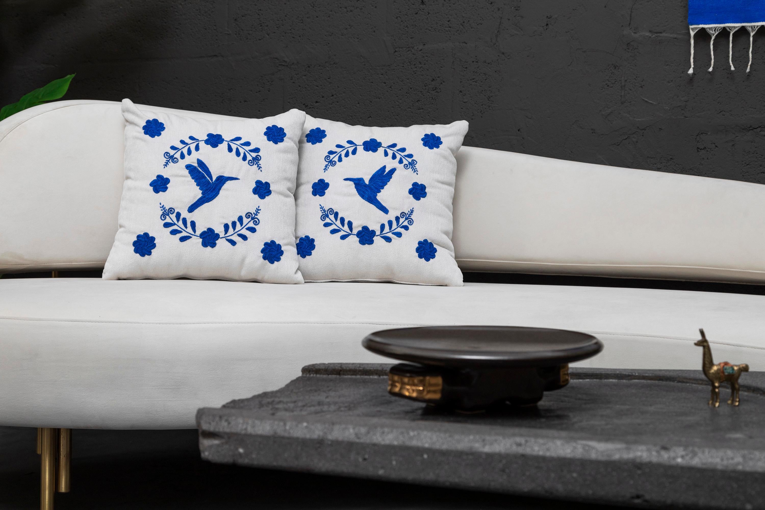 Brodé COLIBRÍ Coussins décoratifs brodés à la main en tissu ivoire ANDEAN, lot de 2 en vente