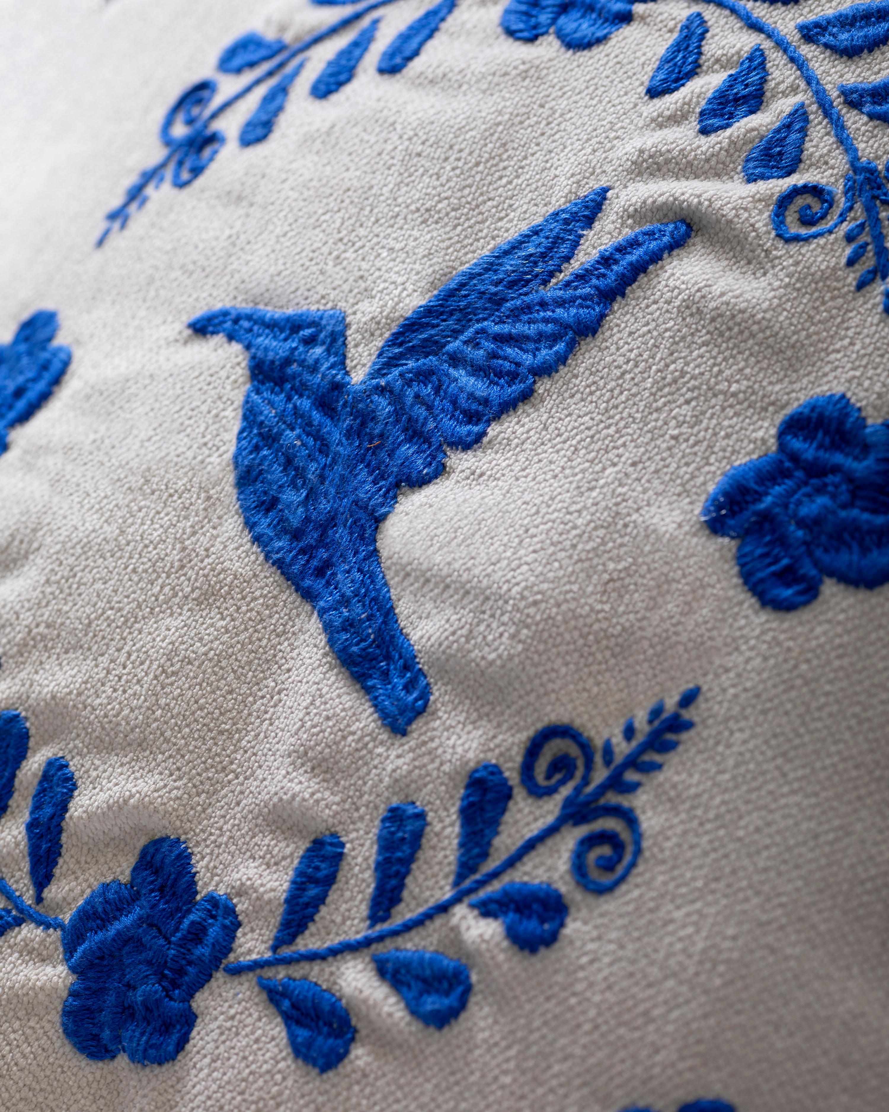 COLIBRÍ Coussins décoratifs brodés à la main en tissu ivoire ANDEAN, lot de 2 Neuf - En vente à Quito, Pichincha