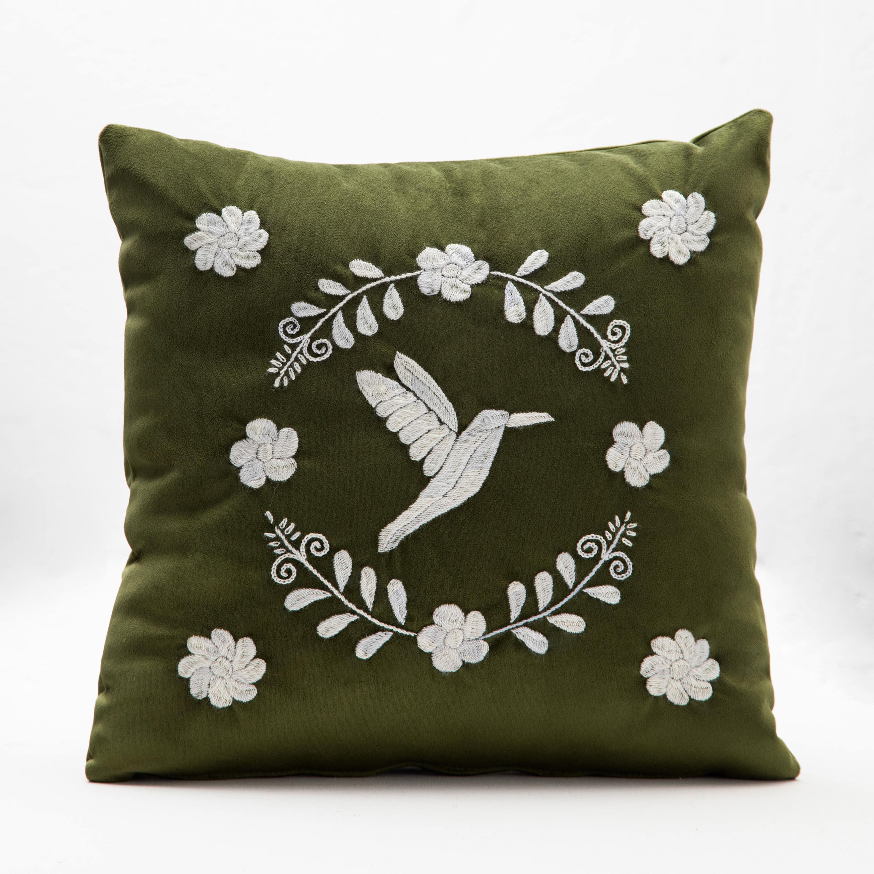 Cuscini decorativi con motivo di colibrì ricamato a mano da Zuleta, Imbabura, e velluto impermeabile o tessuto per tappezzeria.

Questi cuscini decorativi, che abbracciano un lusso sontuoso, presentano ricami fatti a mano, cinghie intrecciate a