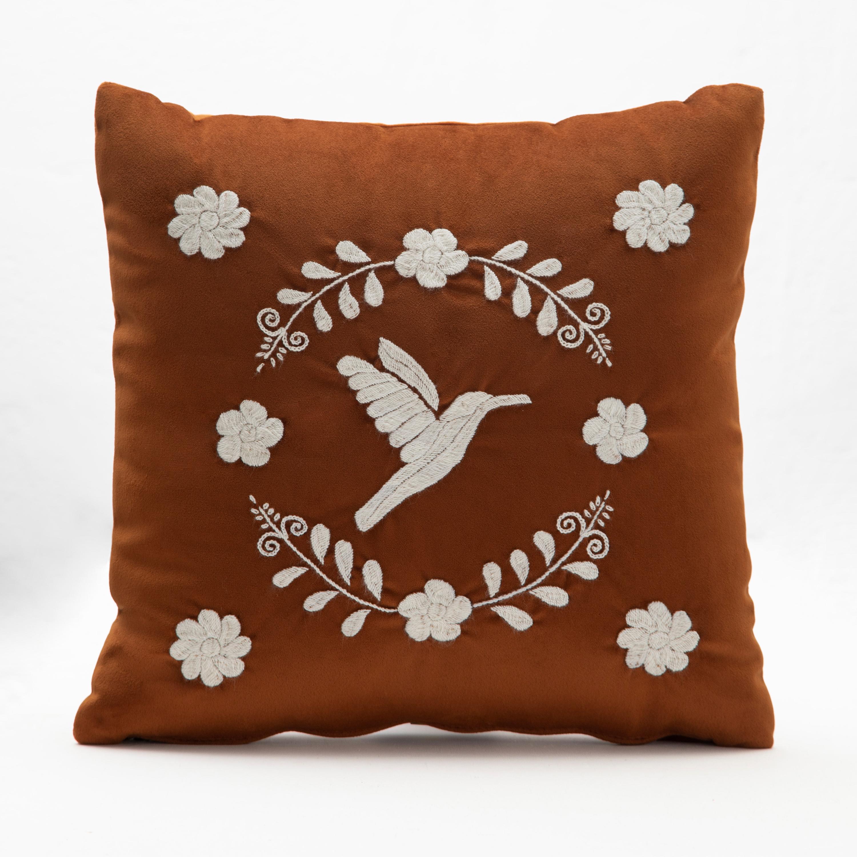 Cuscini decorativi con motivo di colibrì ricamato a mano da Zuleta, Imbabura, e velluto impermeabile o tessuto per tappezzeria.

Questi cuscini decorativi, che abbracciano un lusso sontuoso, presentano ricami fatti a mano, cinghie intrecciate a